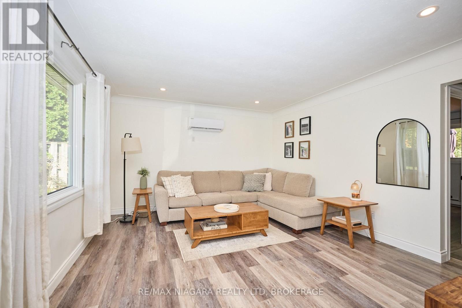 6432 Carolyn Avenue, Niagara Falls, Ontario  L2E 5H5 - Photo 4 - X12482413