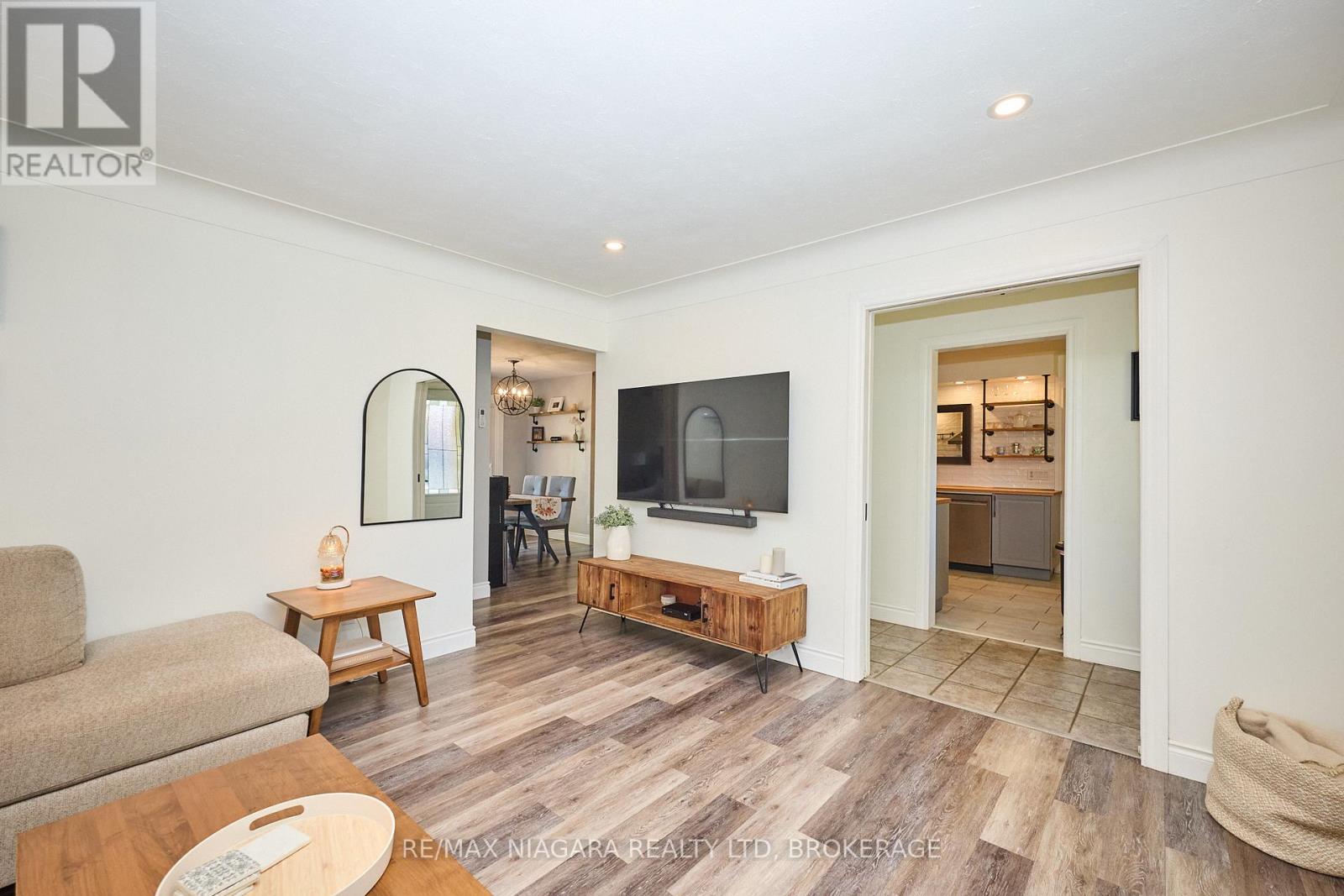 6432 Carolyn Avenue, Niagara Falls, Ontario  L2E 5H5 - Photo 6 - X12482413