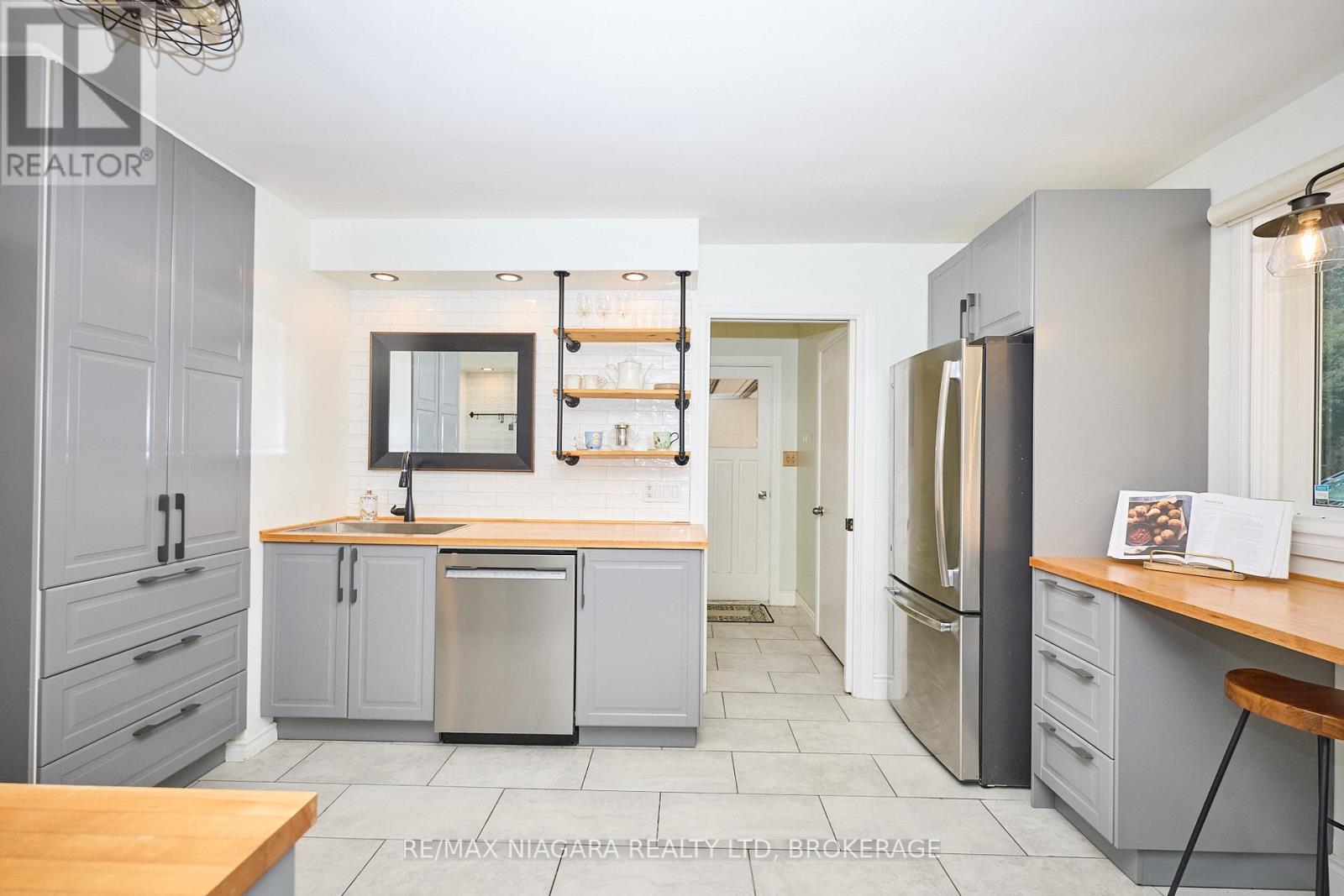 6432 Carolyn Avenue, Niagara Falls, Ontario  L2E 5H5 - Photo 9 - X12482413