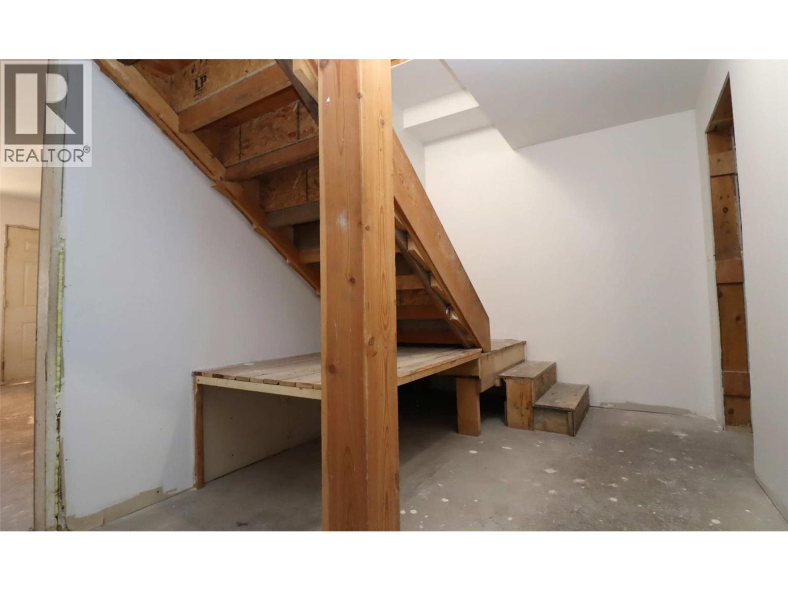 7487 & 7491 Crowfoot Drive, Anglemont, British Columbia  V0E 1M8 - Photo 27 - 10366020