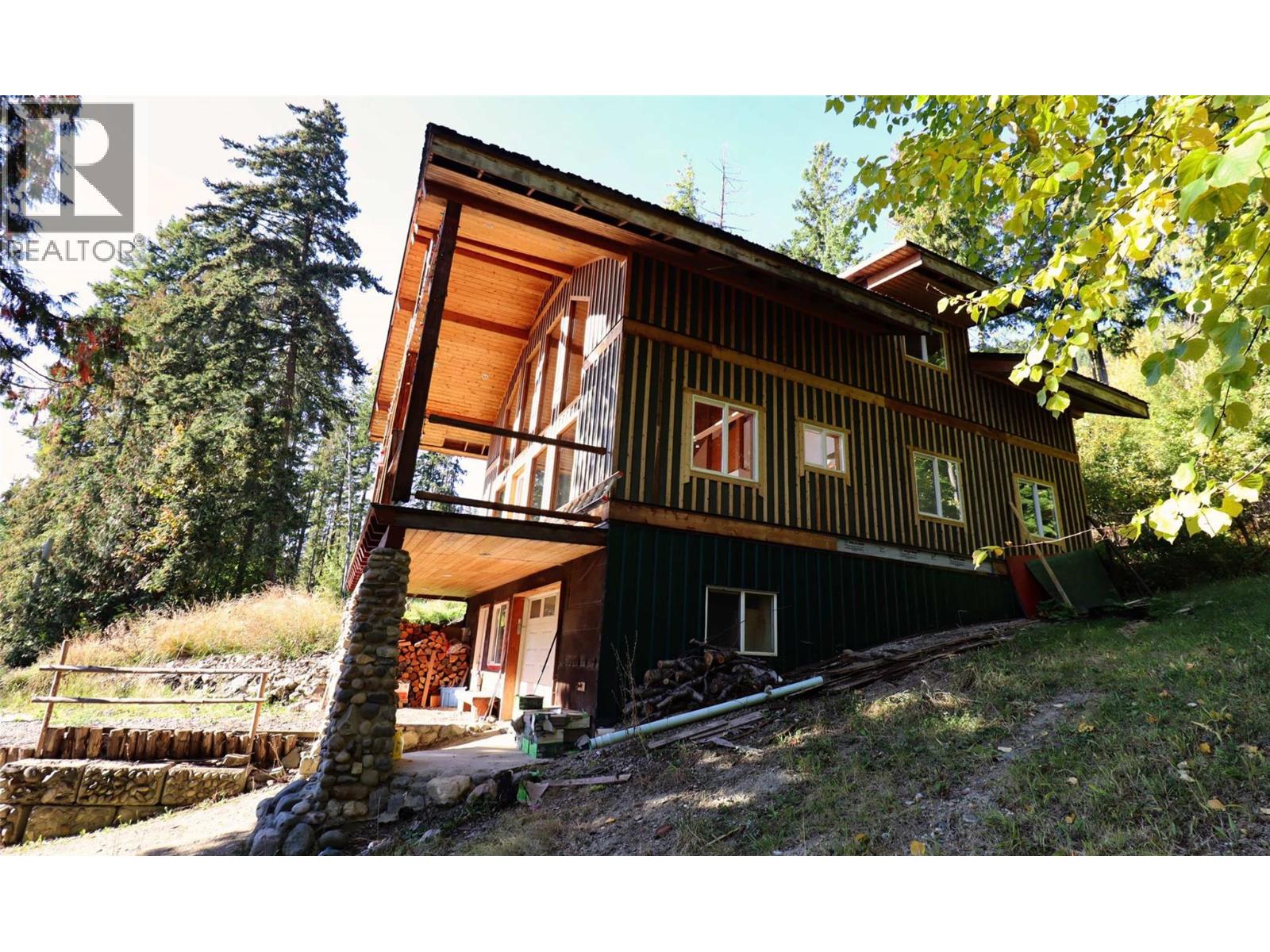 7487 & 7491 Crowfoot Drive, Anglemont, British Columbia  V0E 1M8 - Photo 3 - 10366020