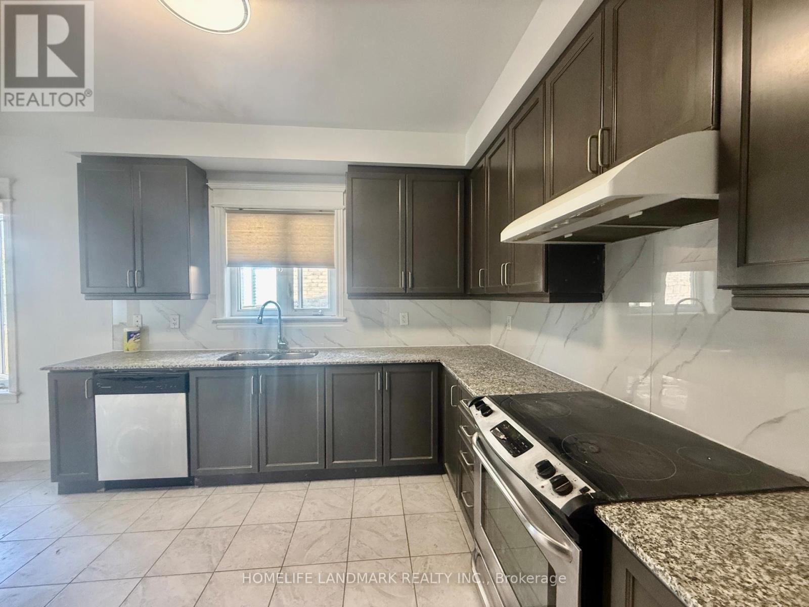 165 Paradelle Drive, Richmond Hill, Ontario  L4E 0E4 - Photo 4 - N12404074
