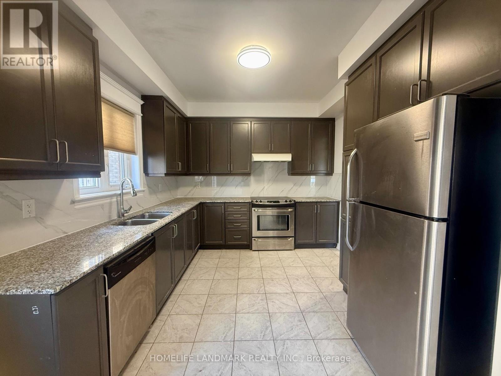 165 Paradelle Drive, Richmond Hill, Ontario  L4E 0E4 - Photo 3 - N12404074