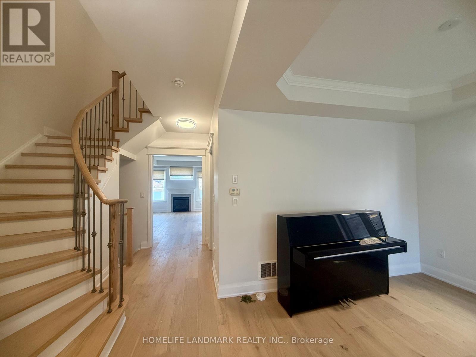 165 Paradelle Drive, Richmond Hill, Ontario  L4E 0E4 - Photo 7 - N12404074