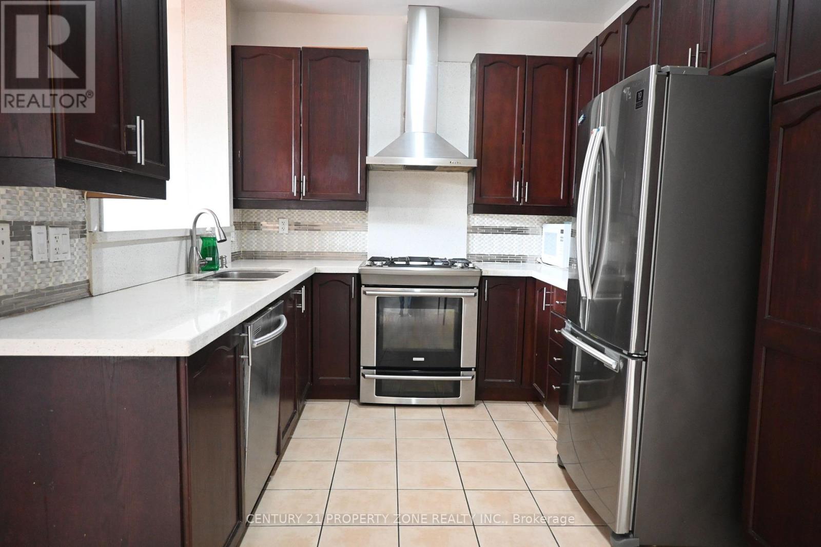 39 Harbourtown Crescent, Brampton, Ontario  L6V 4P4 - Photo 11 - W12482400