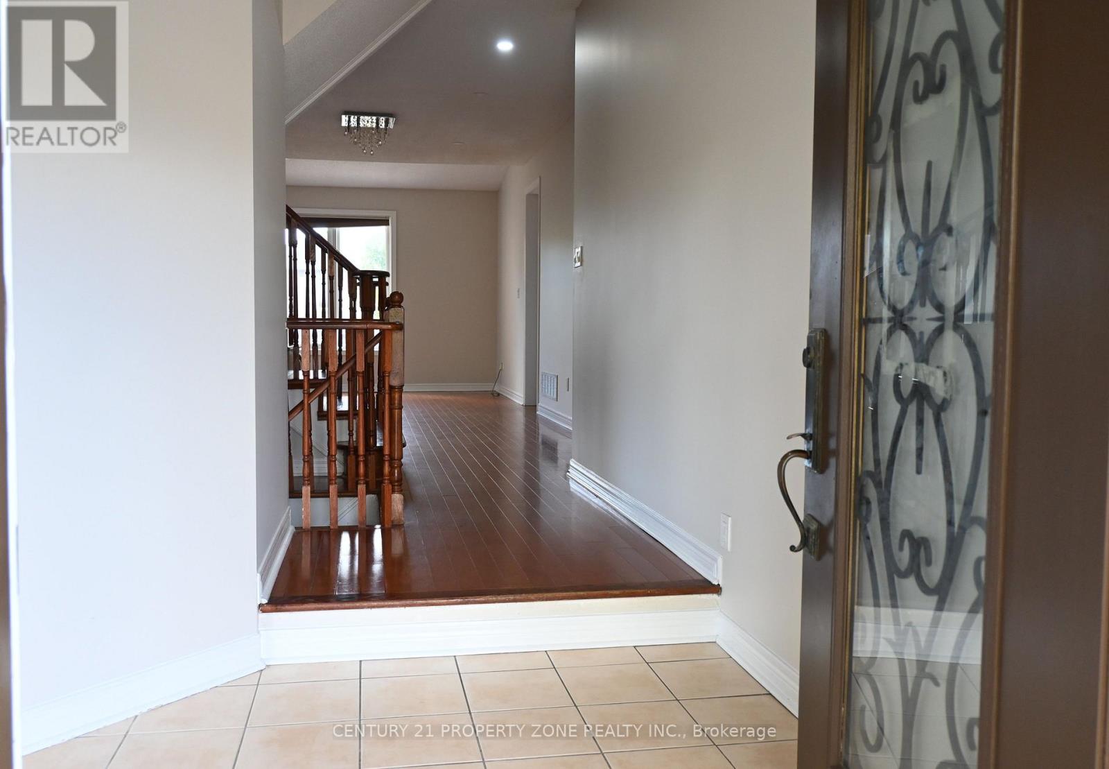 39 Harbourtown Crescent, Brampton, Ontario  L6V 4P4 - Photo 2 - W12482400