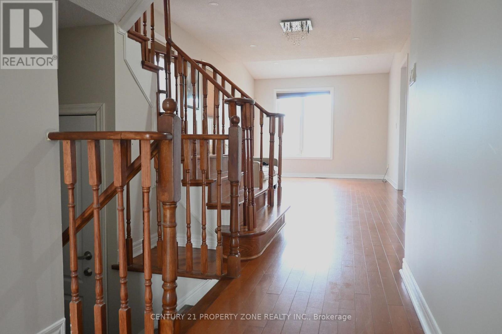 39 Harbourtown Crescent, Brampton, Ontario  L6V 4P4 - Photo 4 - W12482400