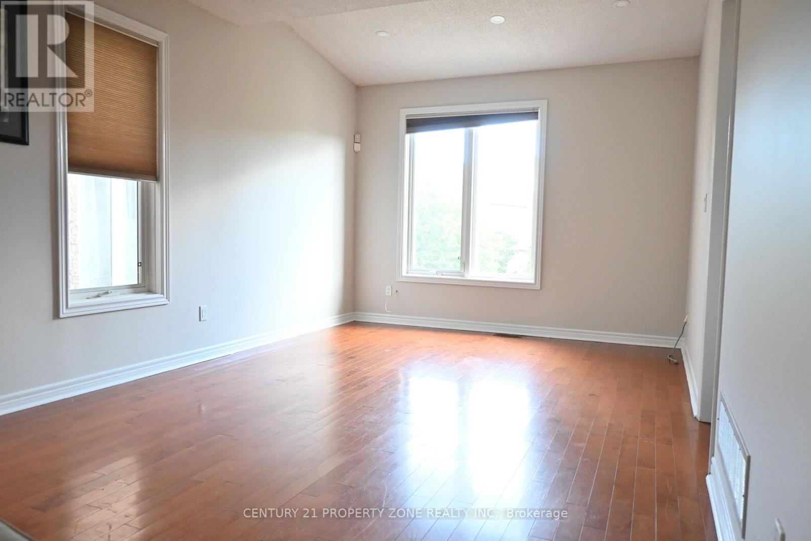 39 Harbourtown Crescent, Brampton, Ontario  L6V 4P4 - Photo 7 - W12482400