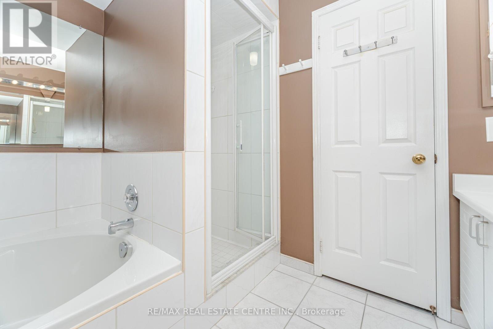 10 Bluebird Court, Brampton, Ontario  L6Z 3K9 - Photo 37 - W12482402