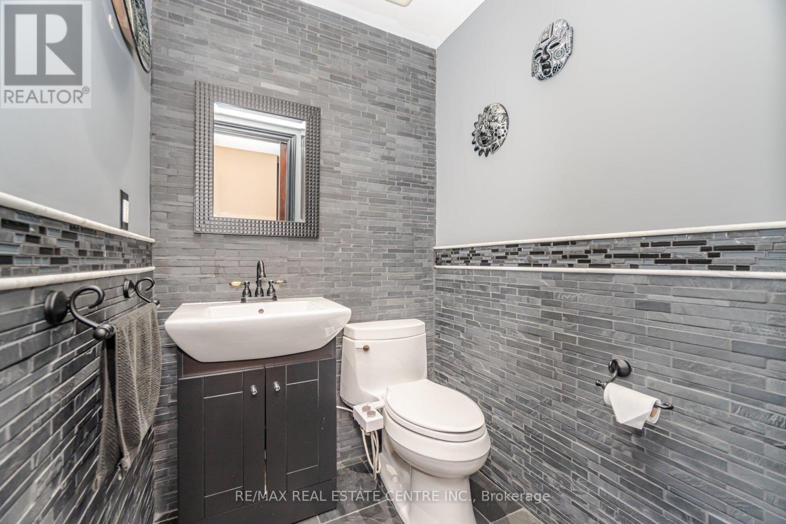 10 Bluebird Court, Brampton, Ontario  L6Z 3K9 - Photo 49 - W12482402