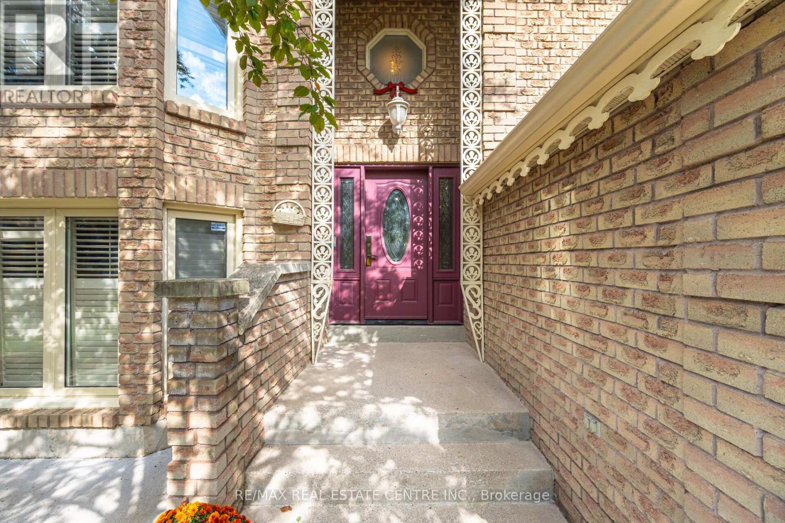 10 Bluebird Court, Brampton, Ontario  L6Z 3K9 - Photo 9 - W12482402