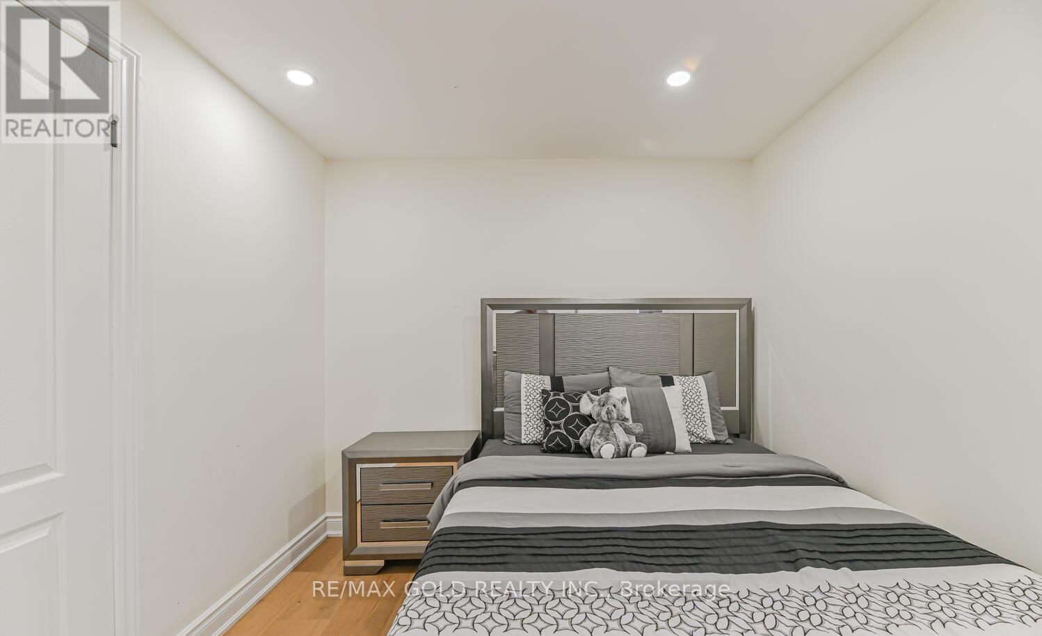 81 Drake Boulevard, Brampton, Ontario  L6T 3L2 - Photo 14 - W12482409
