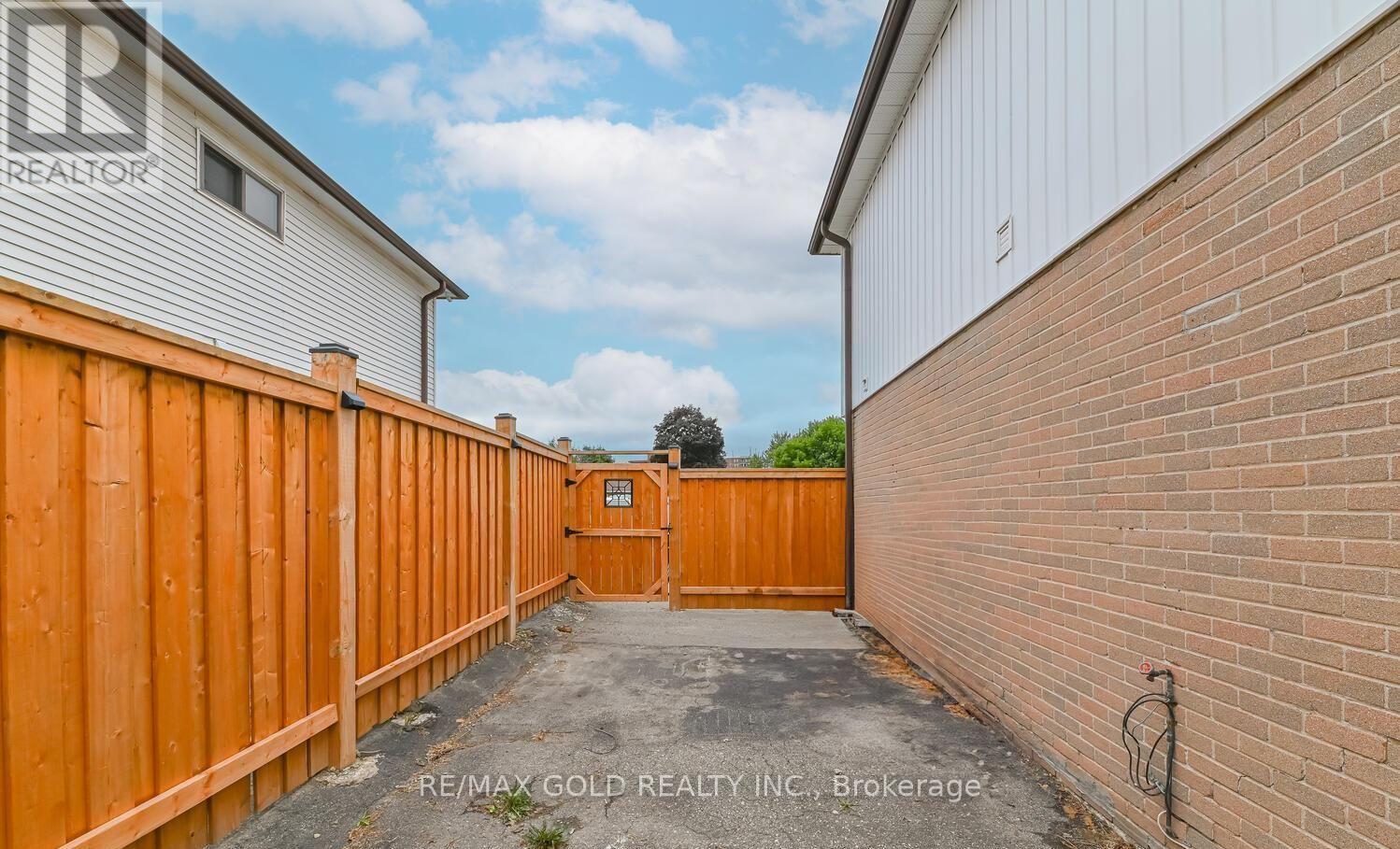 81 Drake Boulevard, Brampton, Ontario  L6T 3L2 - Photo 32 - W12482409