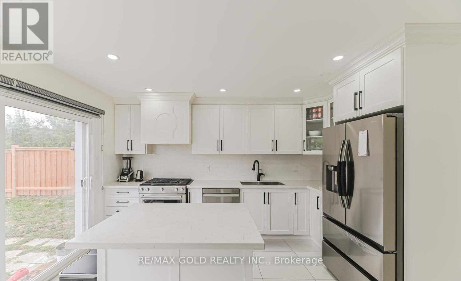 81 Drake Boulevard, Brampton, Ontario  L6T 3L2 - Photo 4 - W12482409