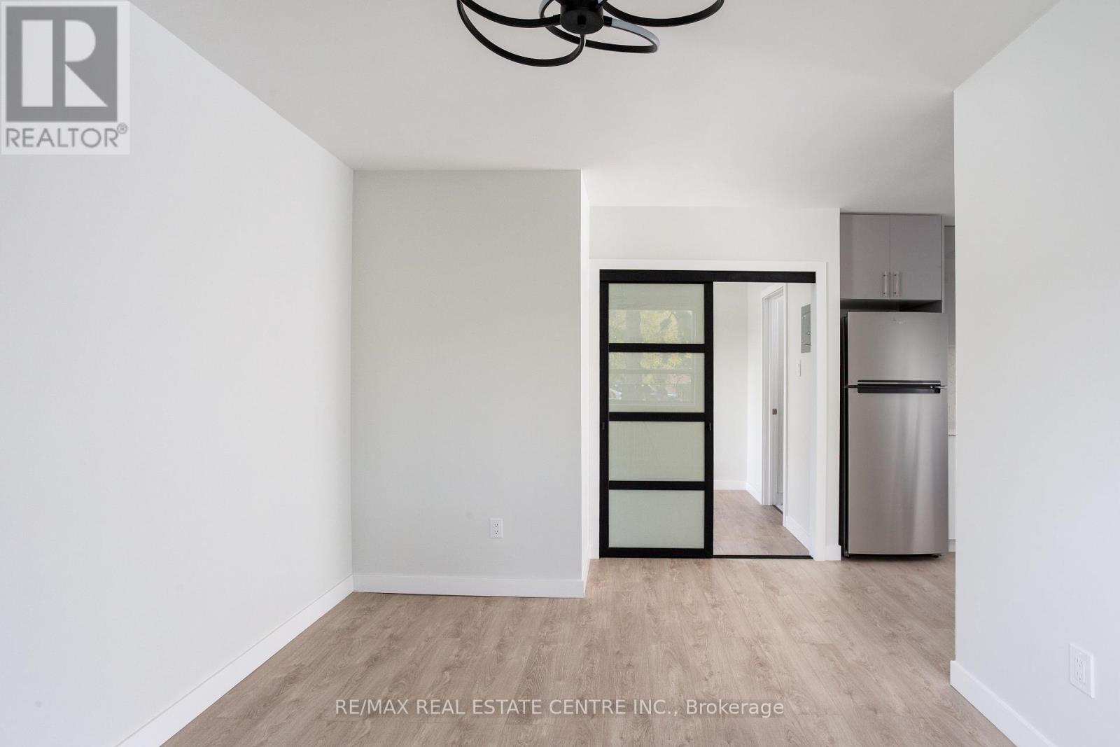 205 - 5 Hill Heights Road E, Toronto, Ontario  M8Y 1Y9 - Photo 4 - W12482411