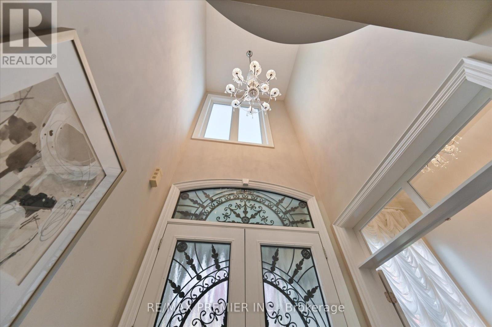 64 Heintzman Crescent, Vaughan, Ontario  L6A 4T1 - Photo 5 - N12465458