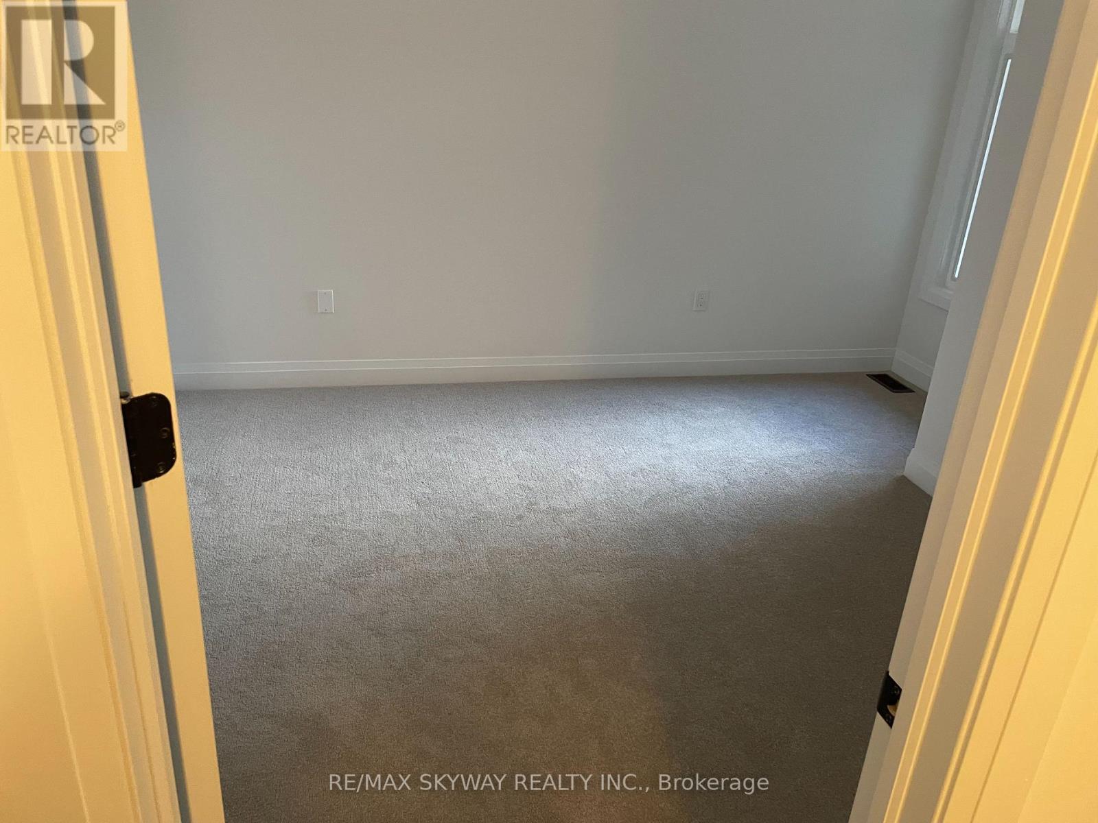 1294 Muller Lane, Oakville, Ontario  L6H 7Z2 - Photo 12 - W12470131