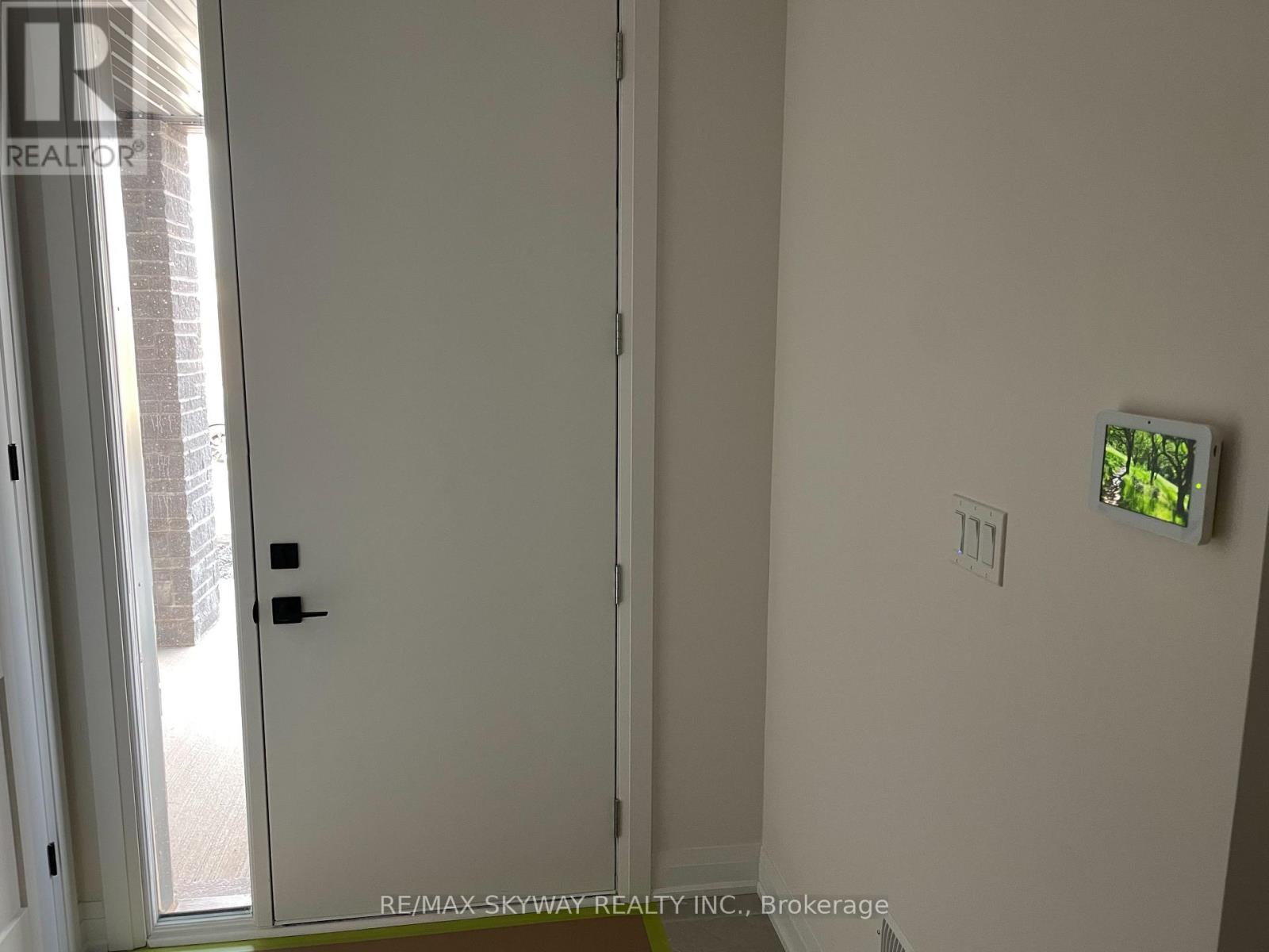1294 Muller Lane, Oakville, Ontario  L6H 7Z2 - Photo 17 - W12470131