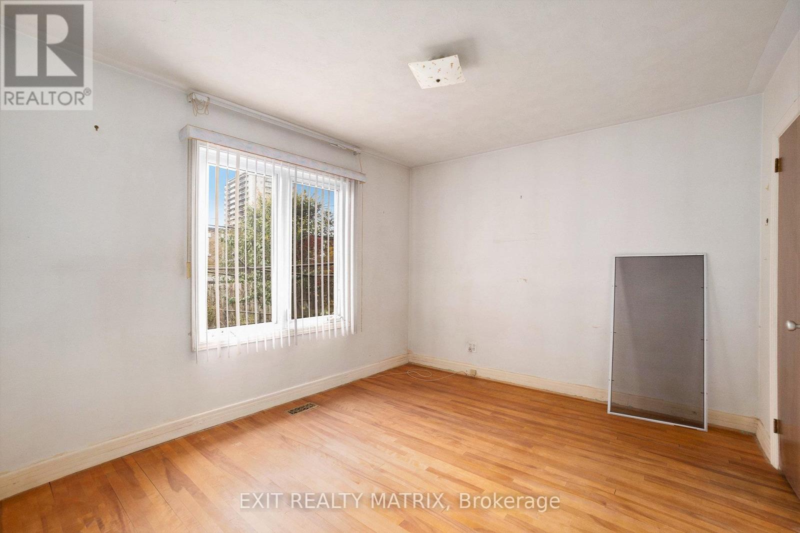404 Maria Goretti Circle, Ottawa, Ontario  K1L 6S4 - Photo 10 - X12482441