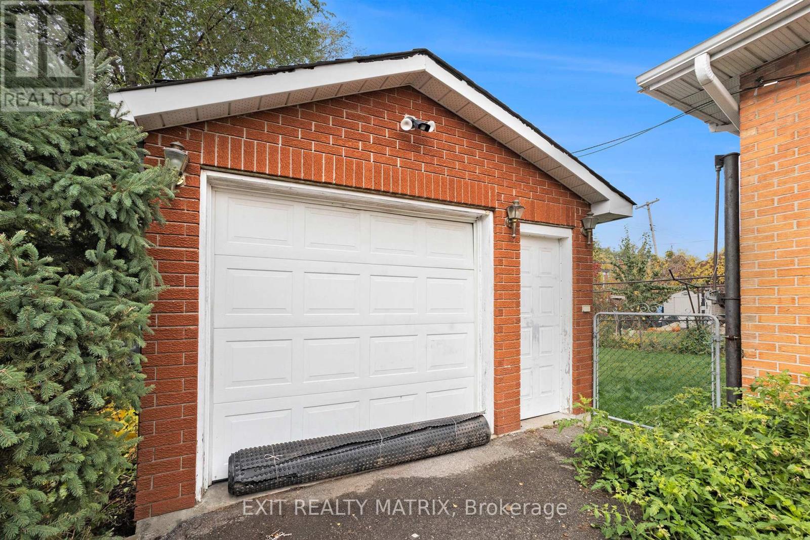 404 Maria Goretti Circle, Ottawa, Ontario  K1L 6S4 - Photo 2 - X12482441