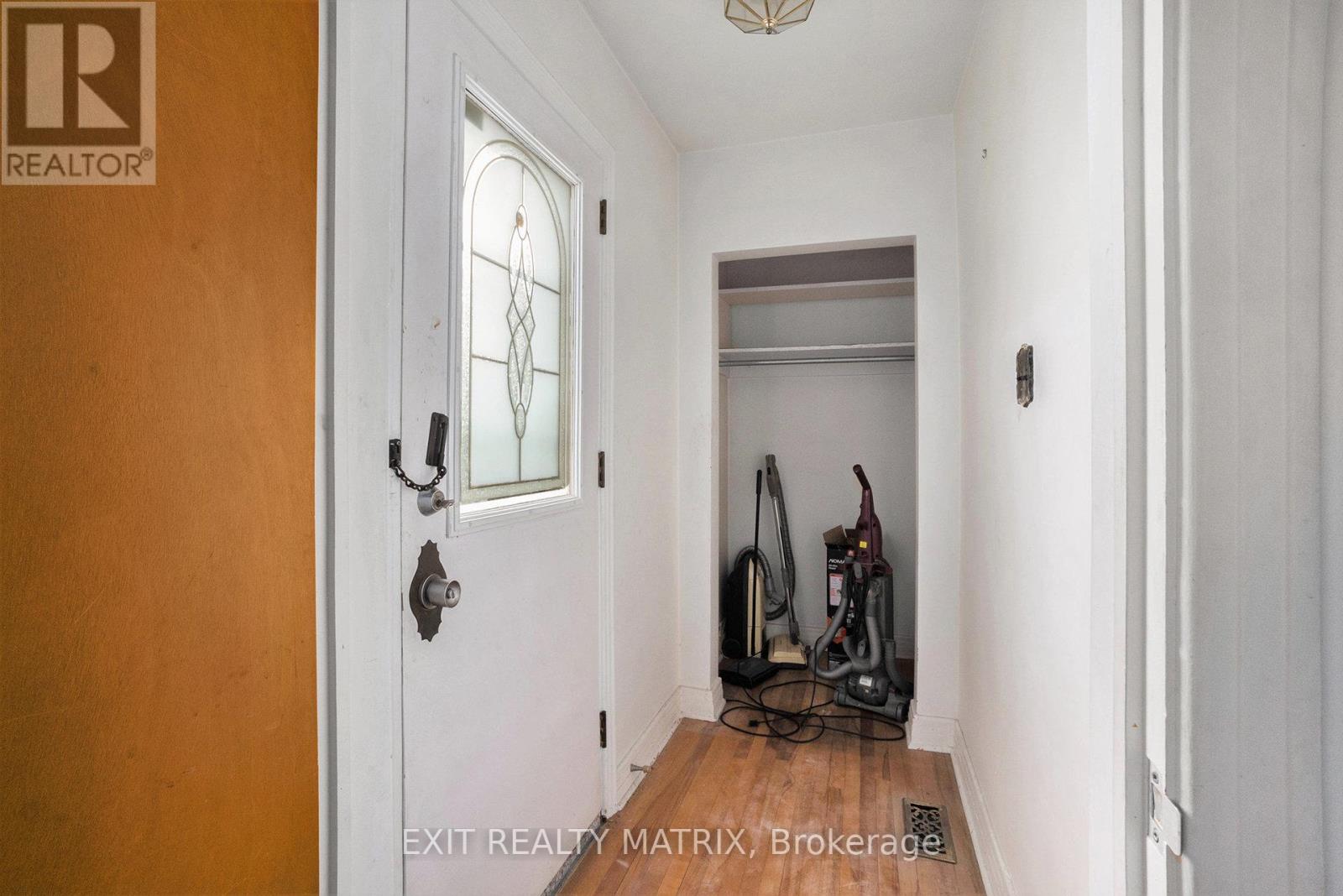 404 Maria Goretti Circle, Ottawa, Ontario  K1L 6S4 - Photo 3 - X12482441
