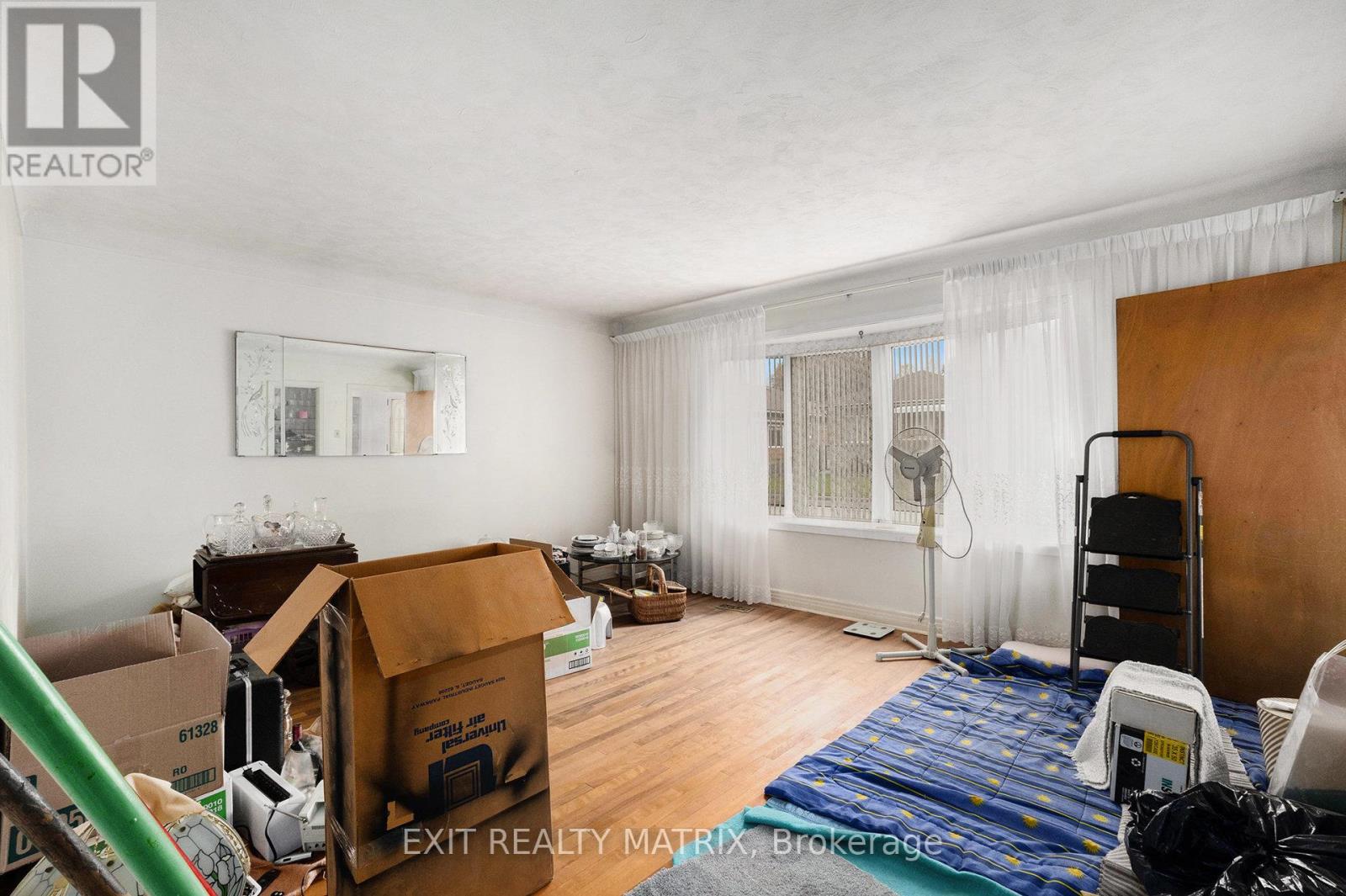 404 Maria Goretti Circle, Ottawa, Ontario  K1L 6S4 - Photo 4 - X12482441