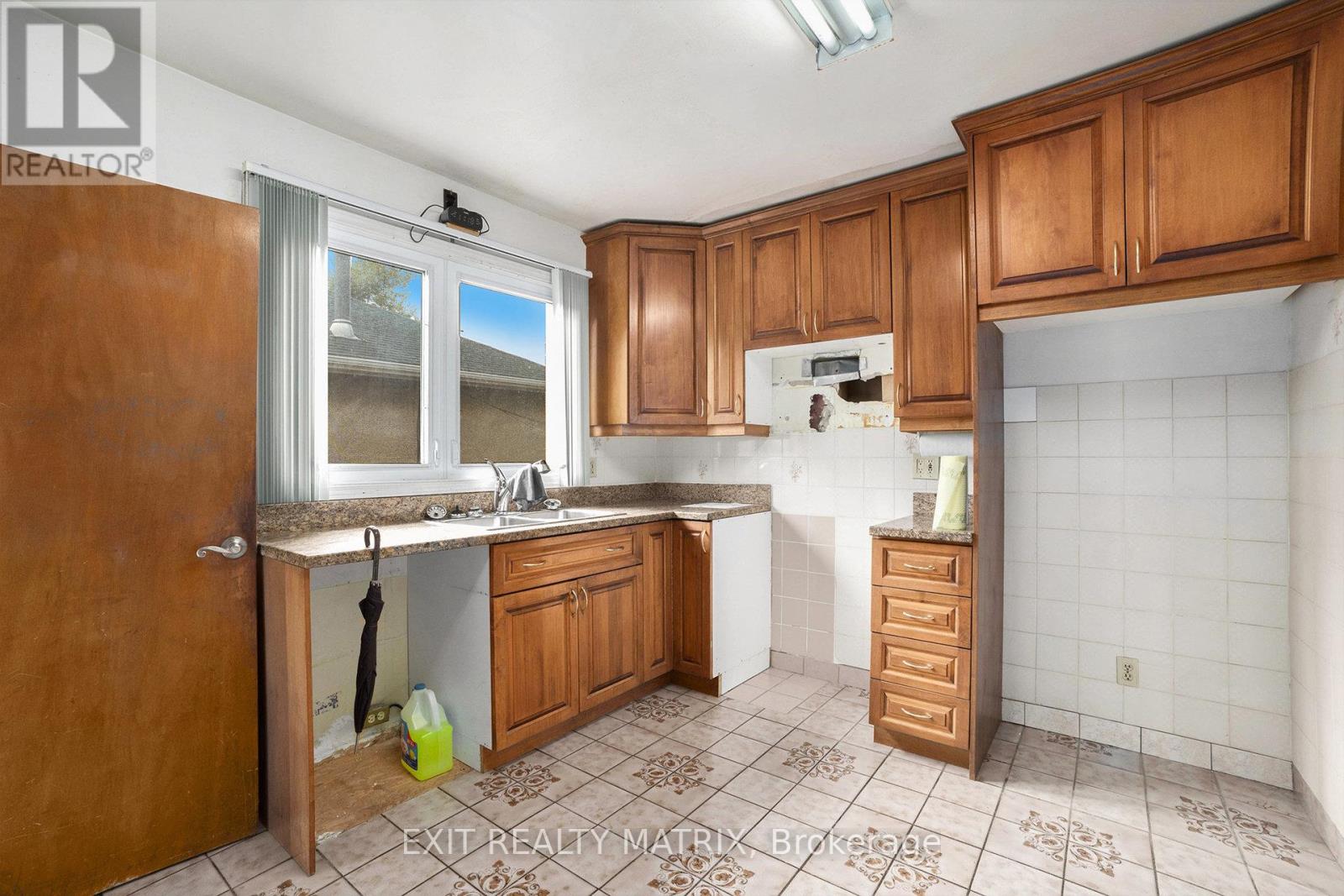 404 Maria Goretti Circle, Ottawa, Ontario  K1L 6S4 - Photo 5 - X12482441