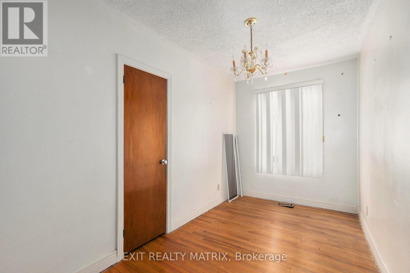 404 Maria Goretti Circle, Ottawa, Ontario  K1L 6S4 - Photo 7 - X12482441
