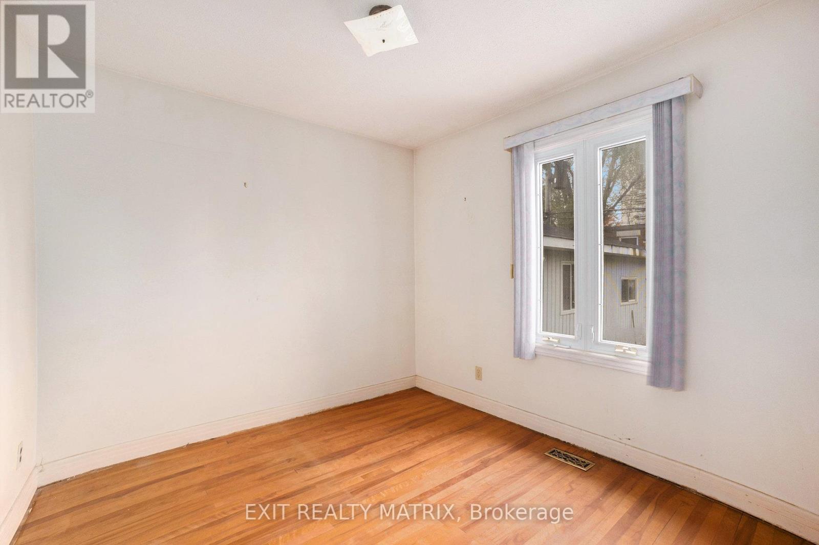404 Maria Goretti Circle, Ottawa, Ontario  K1L 6S4 - Photo 9 - X12482441