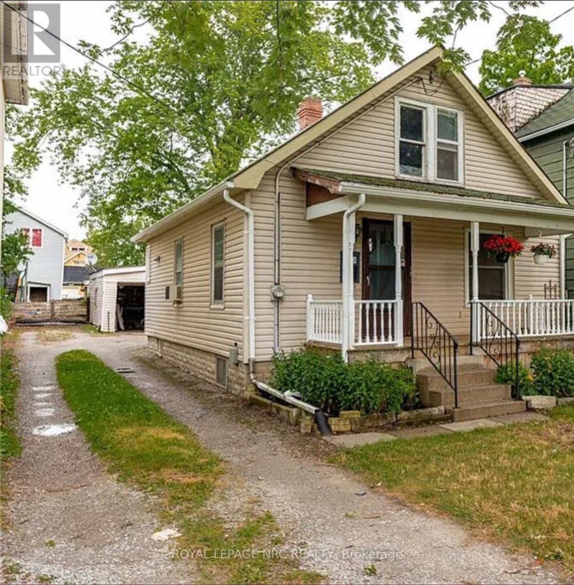 154 Maple Avenue N, Welland, Ontario  L3C 5G4 - Photo 2 - X12482438