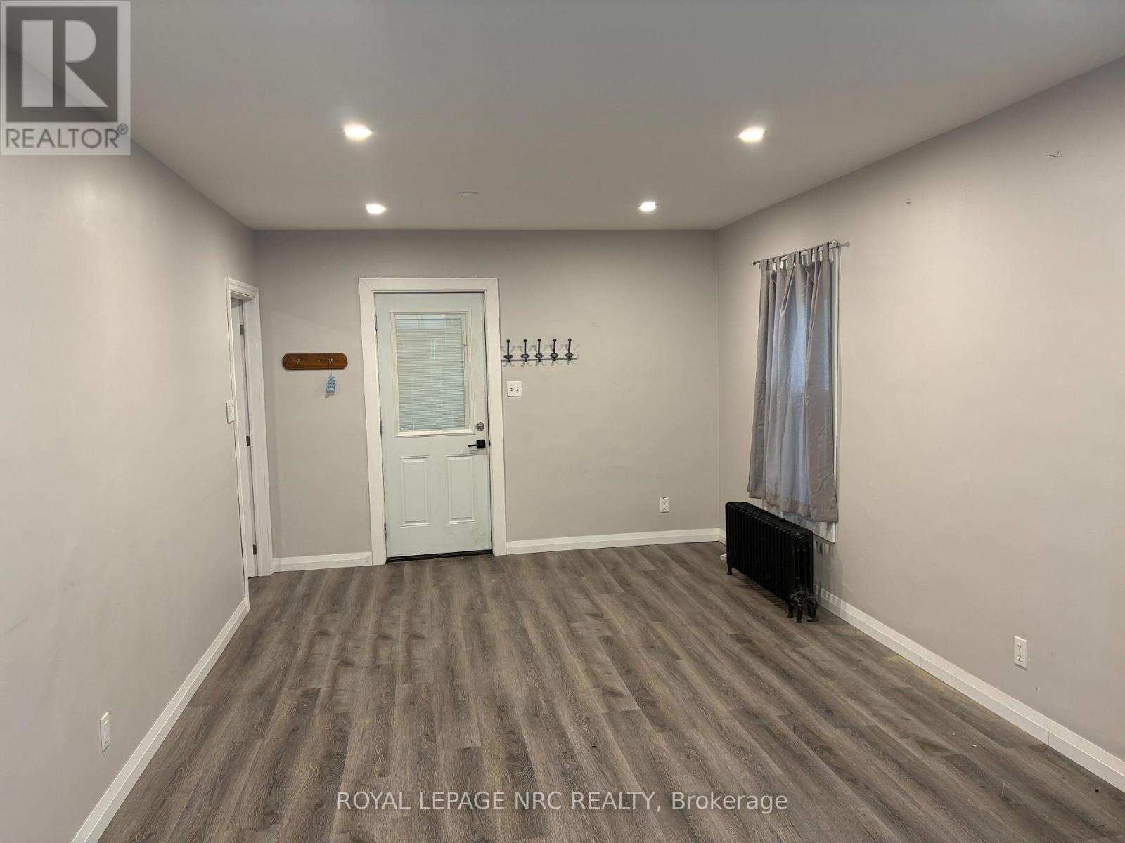 154 Maple Avenue N, Welland, Ontario  L3C 5G4 - Photo 3 - X12482438