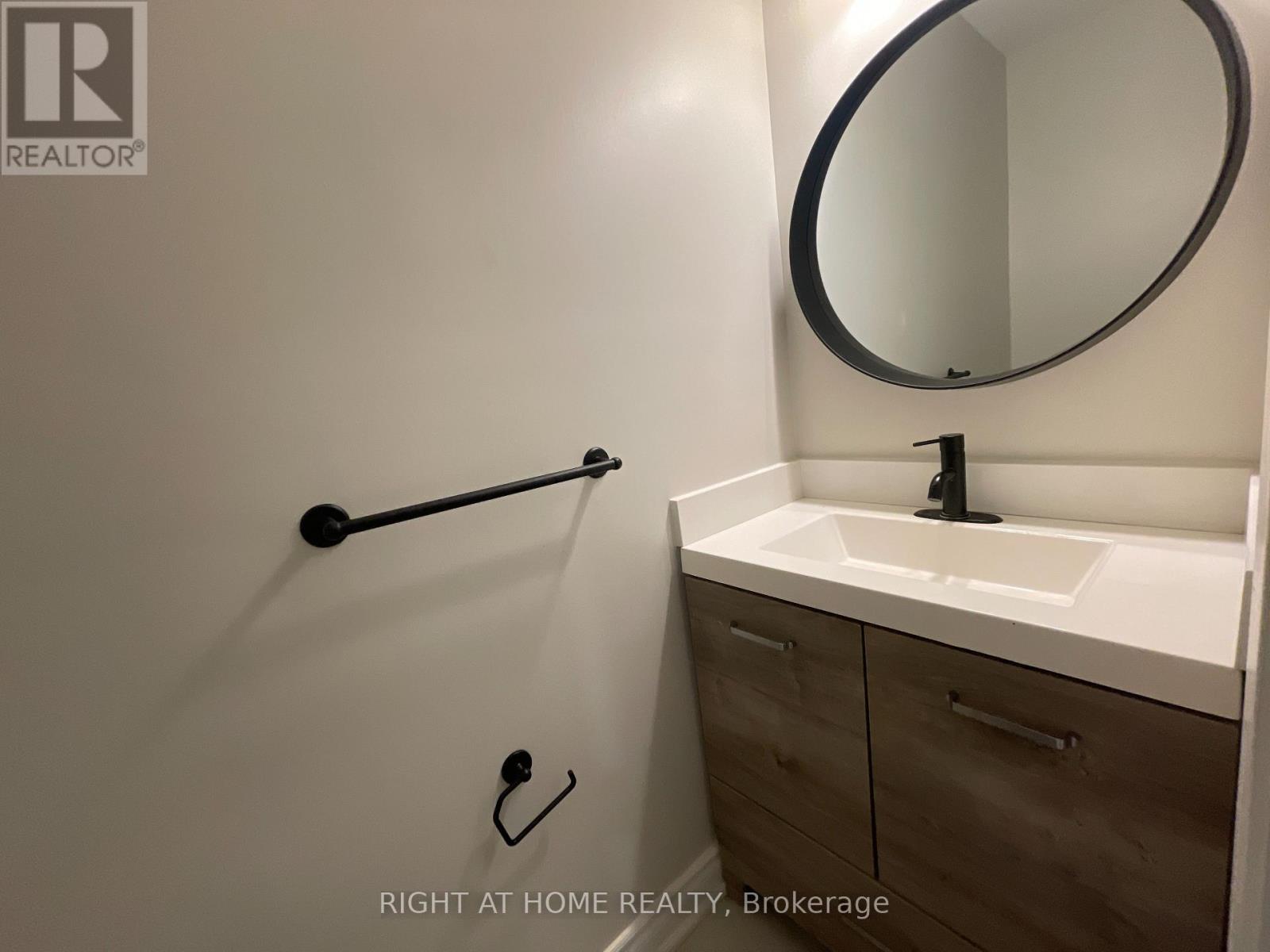 Upper Unit - 139 Riverview Street, Oakville, Ontario  L6L 5P6 - Photo 15 - W12482463