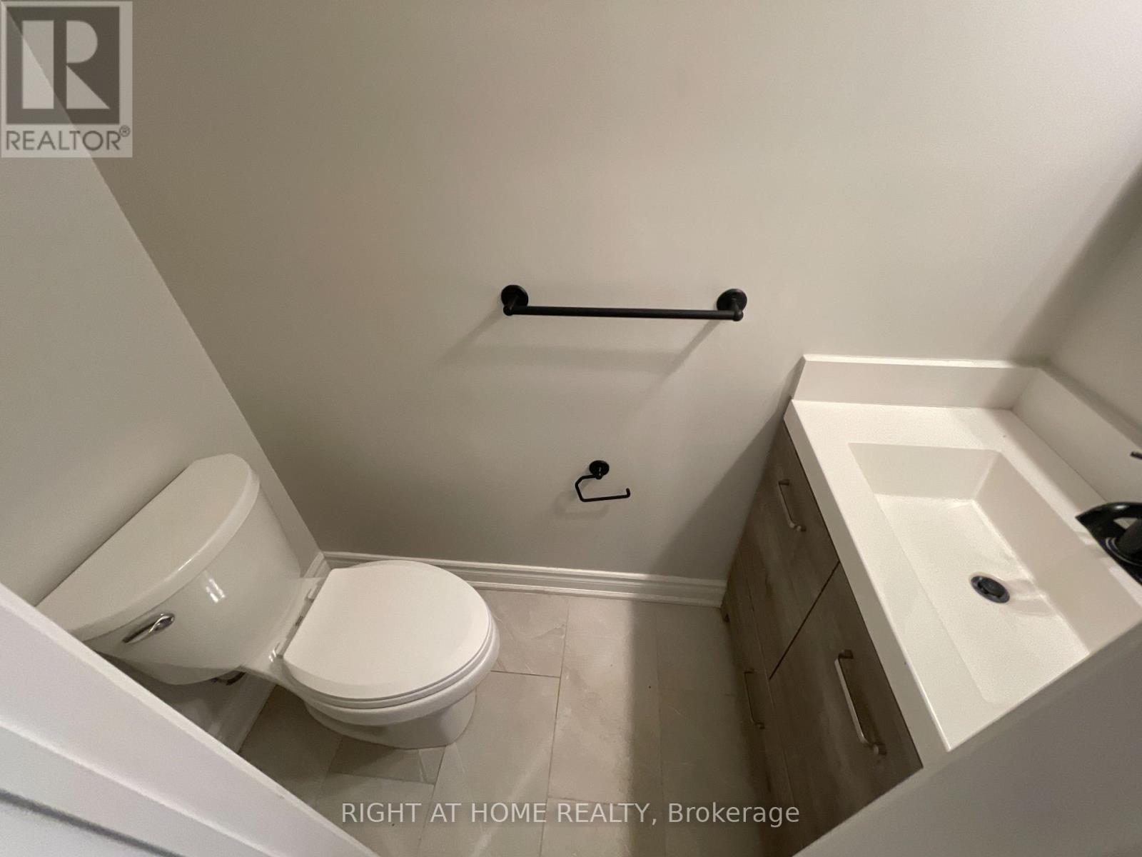 Upper Unit - 139 Riverview Street, Oakville, Ontario  L6L 5P6 - Photo 16 - W12482463