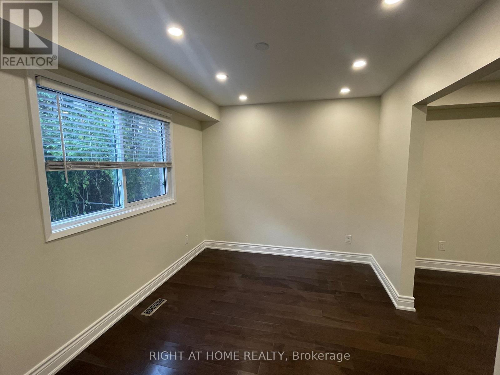 Upper Unit - 139 Riverview Street, Oakville, Ontario  L6L 5P6 - Photo 7 - W12482463
