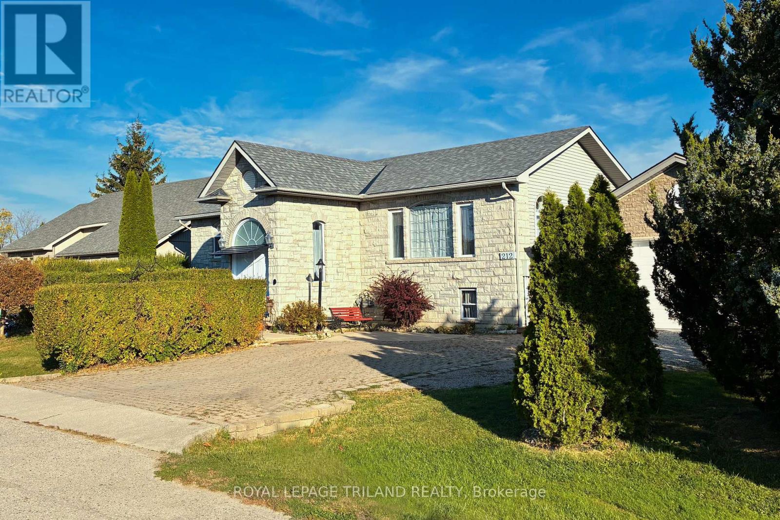 212 Golfview Street, Lambton Shores, Ontario  N0M 2N0 - Photo 10 - X12482479
