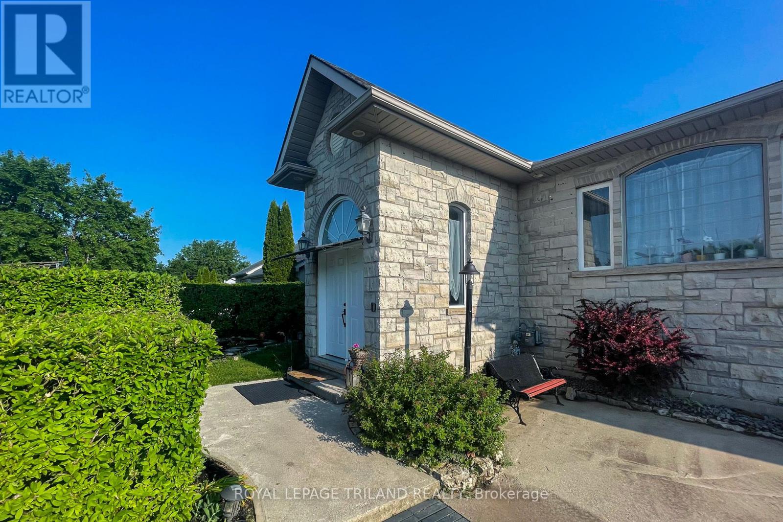 212 Golfview Street, Lambton Shores, Ontario  N0M 2N0 - Photo 11 - X12482479