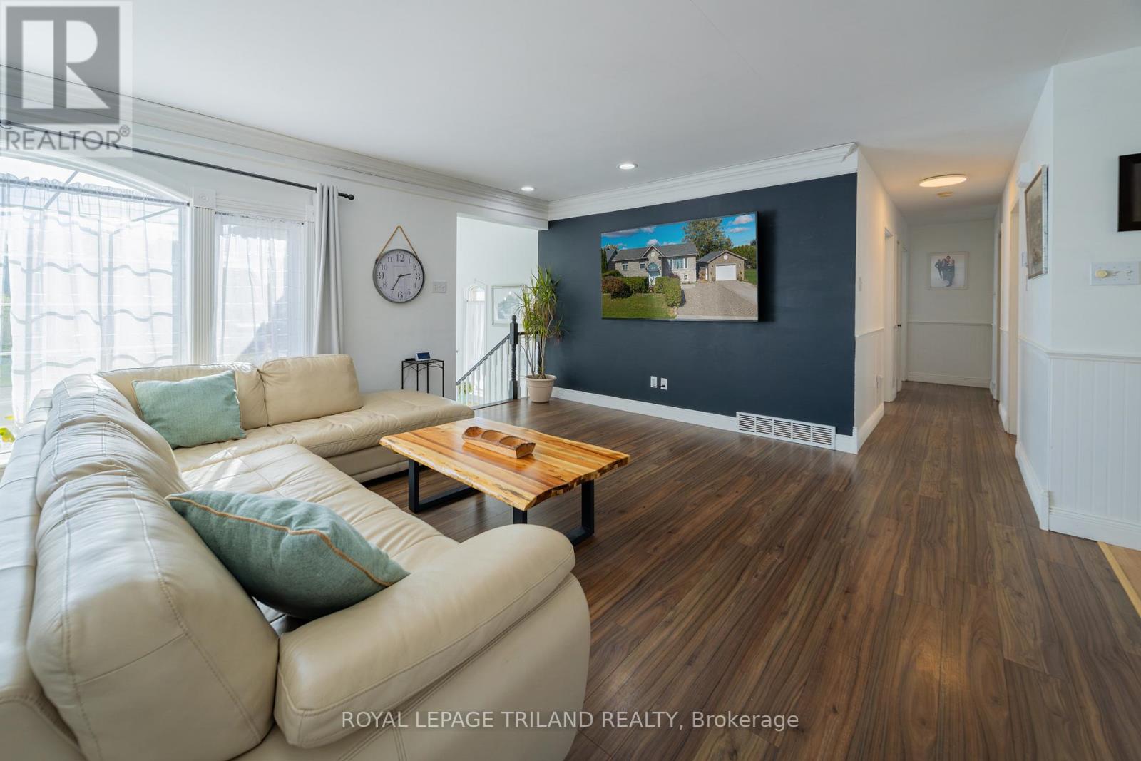 212 Golfview Street, Lambton Shores, Ontario  N0M 2N0 - Photo 12 - X12482479
