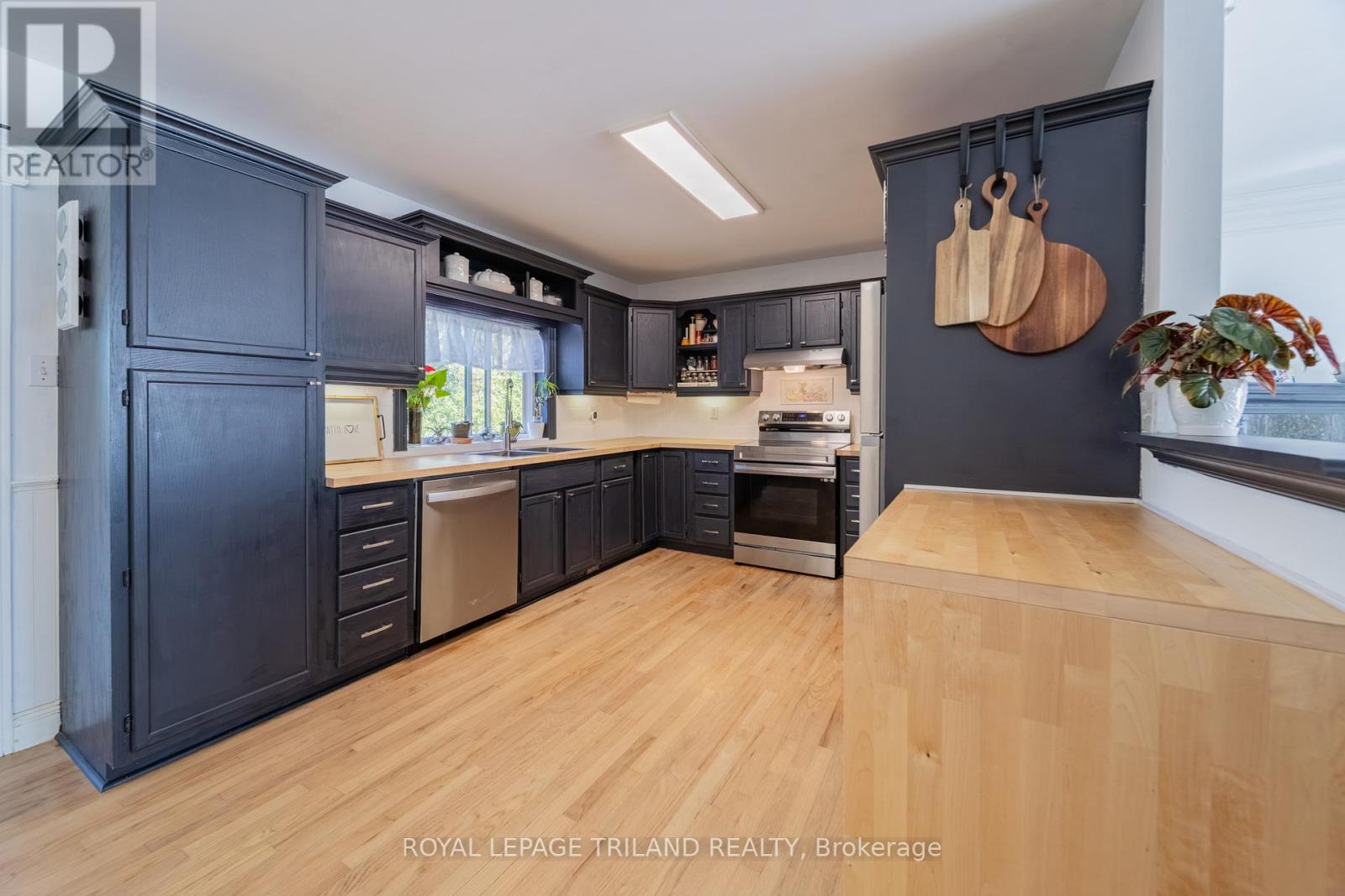 212 Golfview Street, Lambton Shores, Ontario  N0M 2N0 - Photo 18 - X12482479