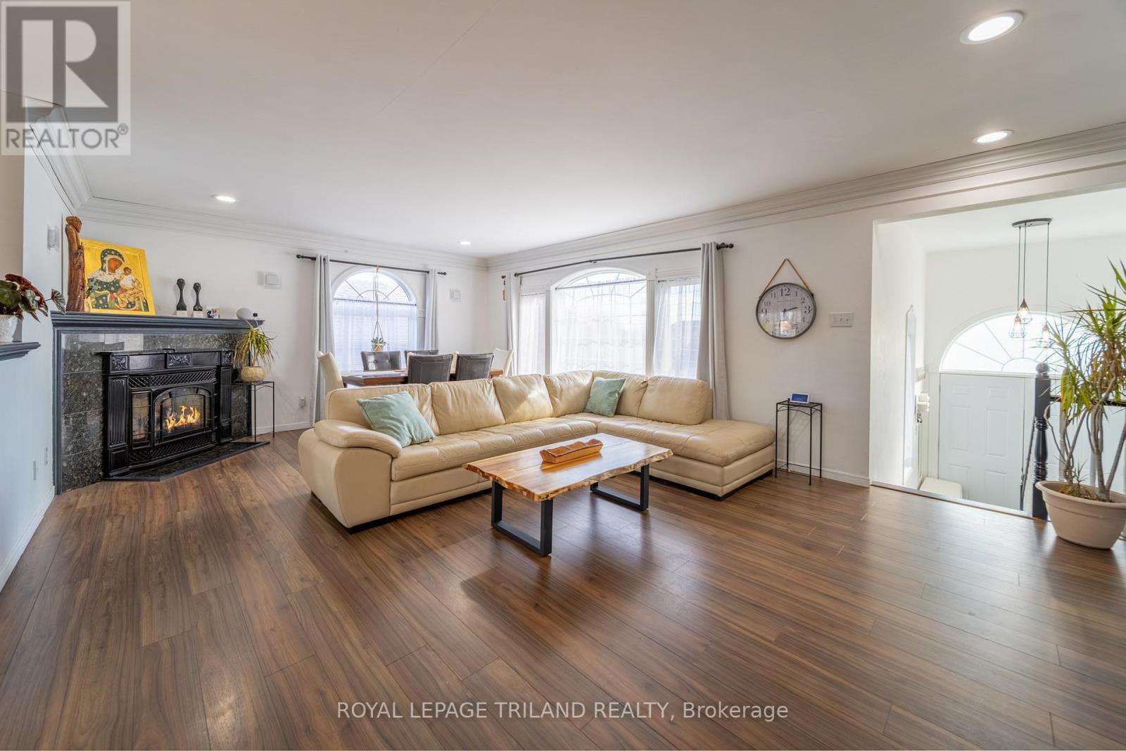 212 Golfview Street, Lambton Shores, Ontario  N0M 2N0 - Photo 2 - X12482479
