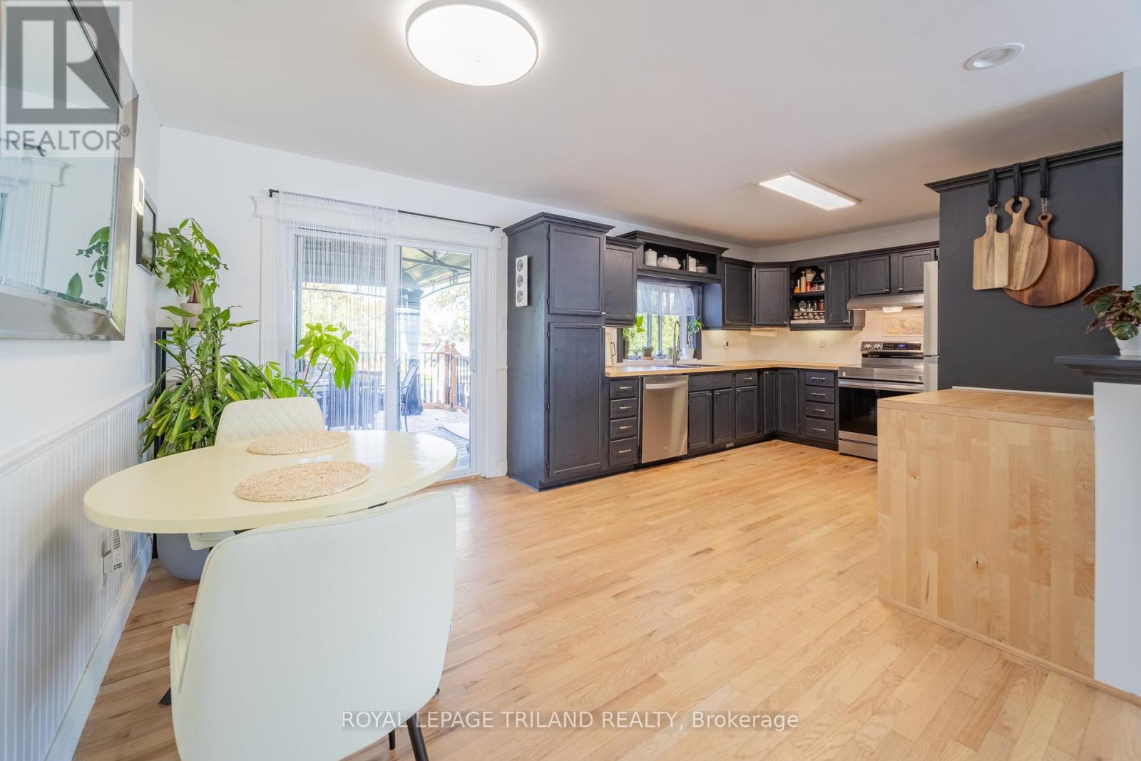 212 Golfview Street, Lambton Shores, Ontario  N0M 2N0 - Photo 21 - X12482479