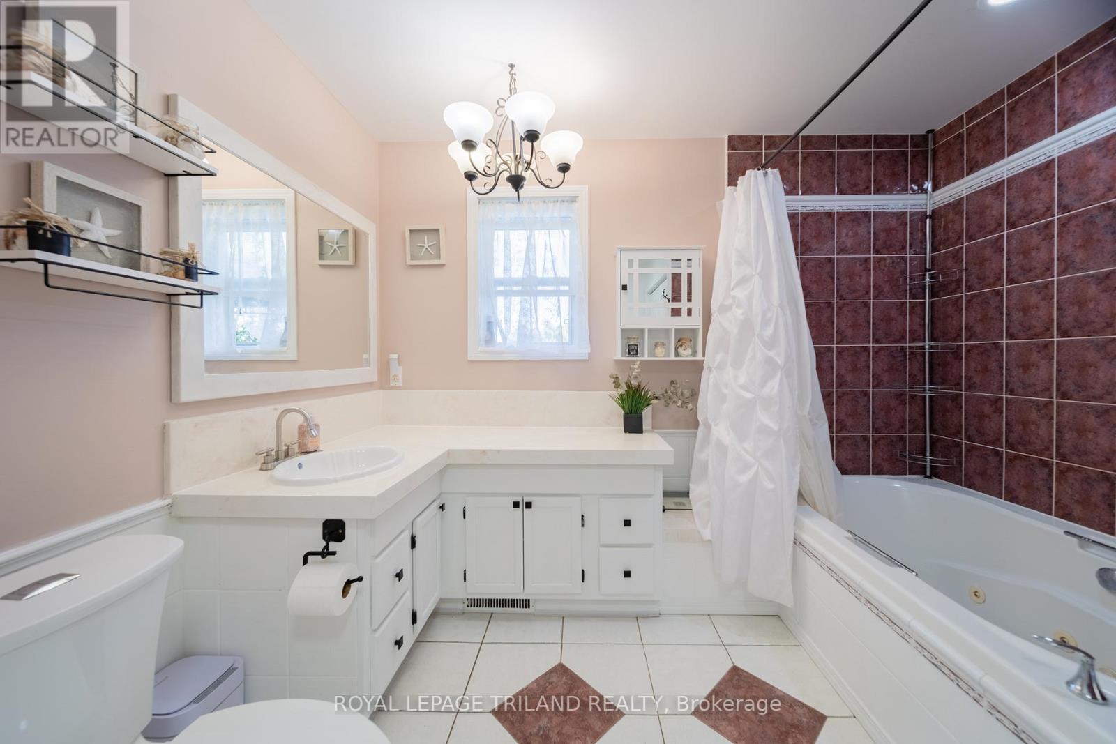 212 Golfview Street, Lambton Shores, Ontario  N0M 2N0 - Photo 27 - X12482479