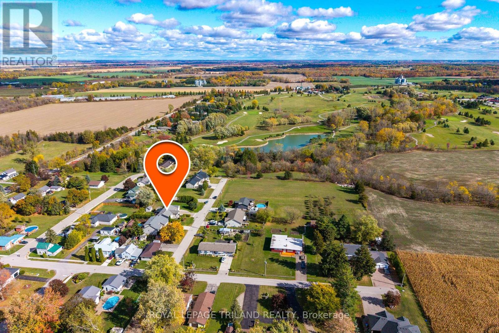 212 Golfview Street, Lambton Shores, Ontario  N0M 2N0 - Photo 3 - X12482479