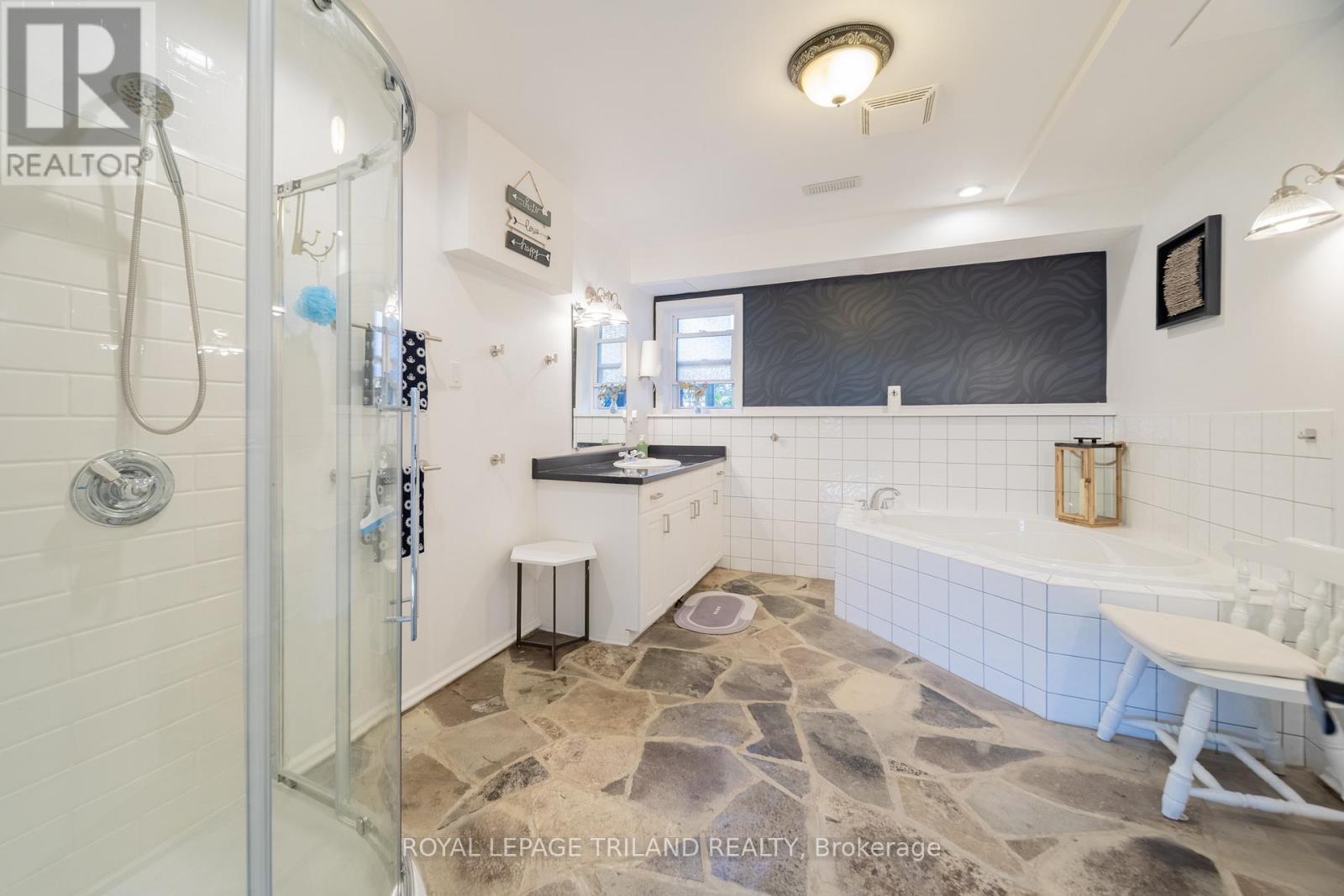 212 Golfview Street, Lambton Shores, Ontario  N0M 2N0 - Photo 35 - X12482479