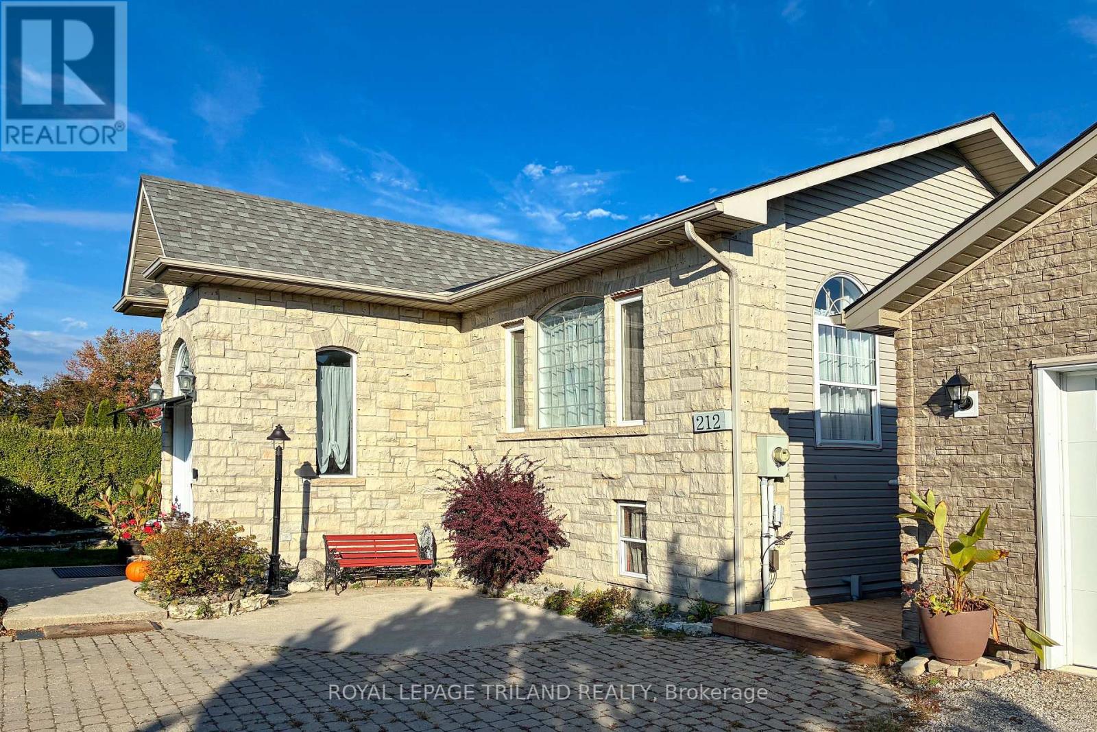 212 Golfview Street, Lambton Shores, Ontario  N0M 2N0 - Photo 37 - X12482479
