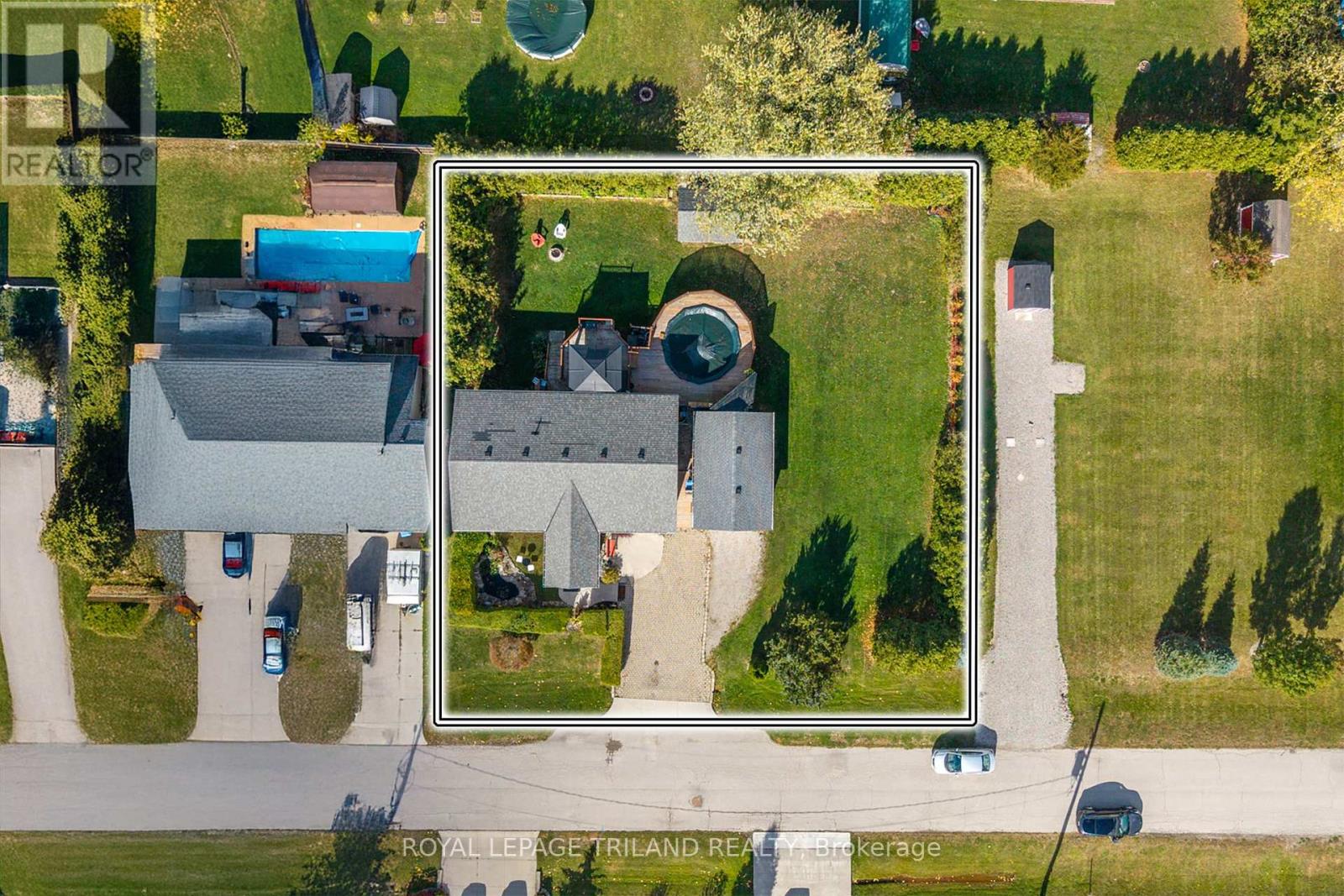 212 Golfview Street, Lambton Shores, Ontario  N0M 2N0 - Photo 4 - X12482479