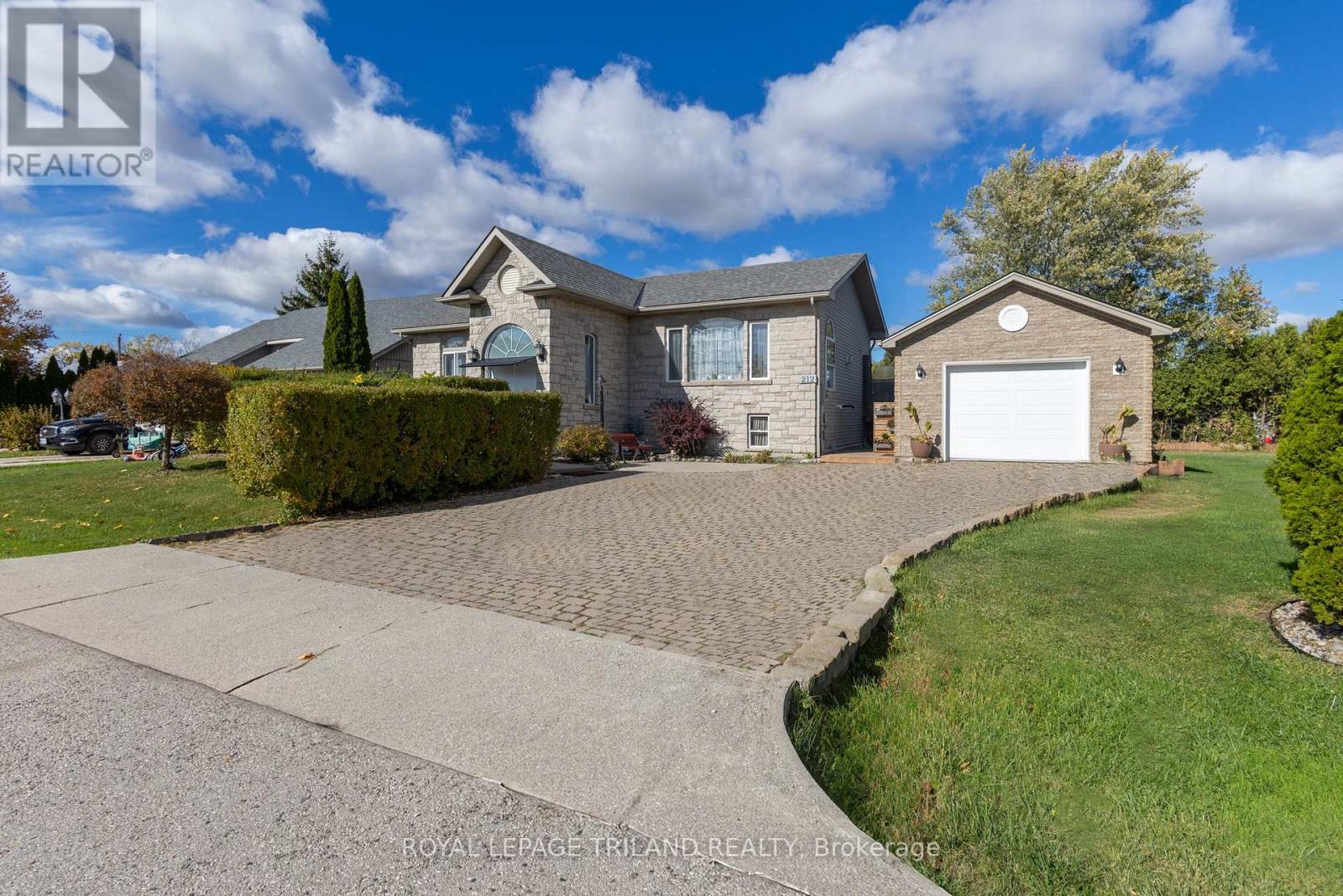 212 Golfview Street, Lambton Shores, Ontario  N0M 2N0 - Photo 41 - X12482479