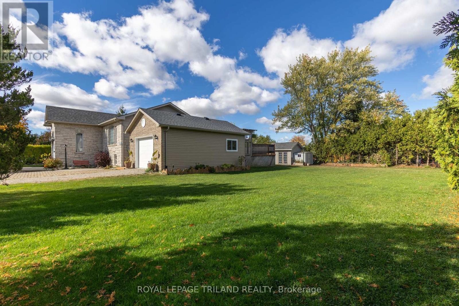 212 Golfview Street, Lambton Shores, Ontario  N0M 2N0 - Photo 42 - X12482479