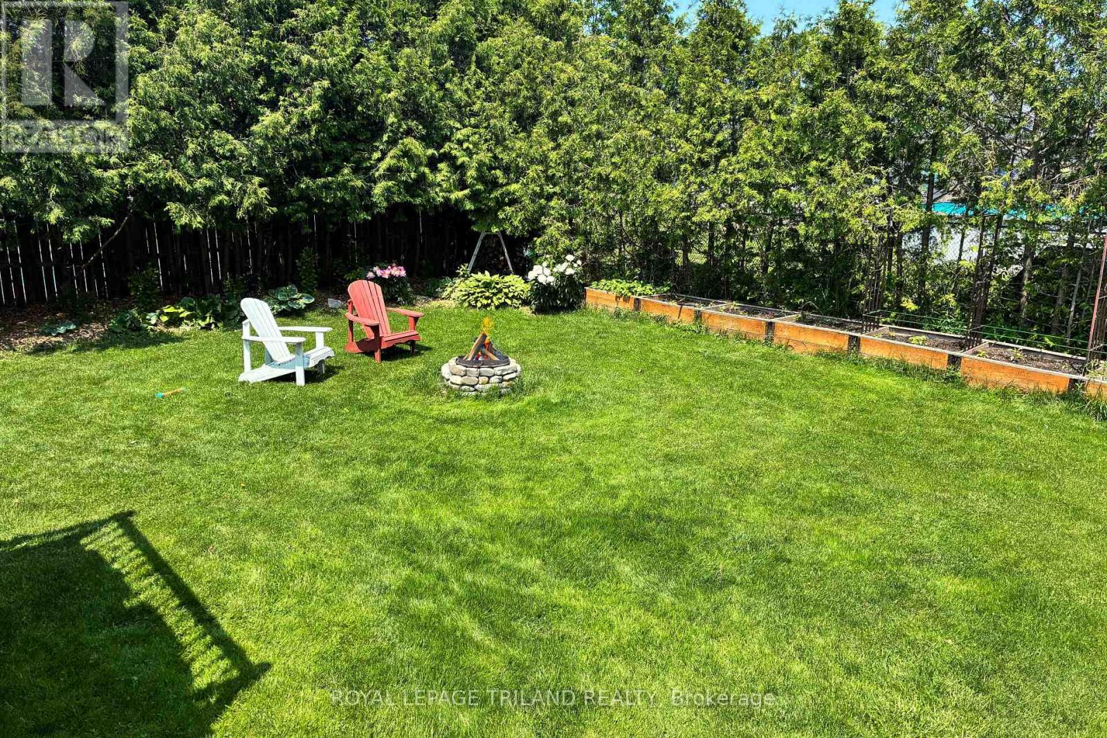 212 Golfview Street, Lambton Shores, Ontario  N0M 2N0 - Photo 46 - X12482479