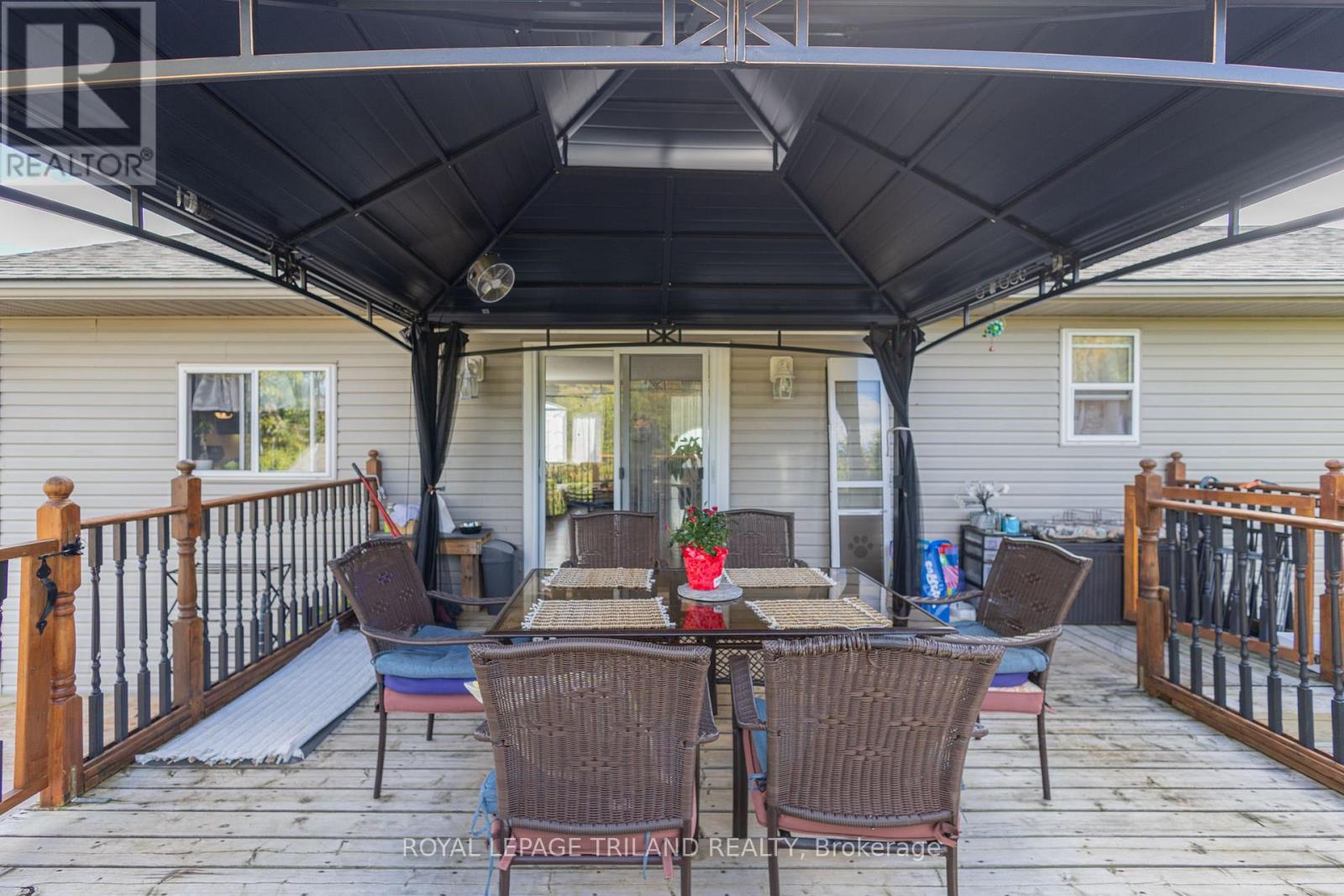 212 Golfview Street, Lambton Shores, Ontario  N0M 2N0 - Photo 47 - X12482479