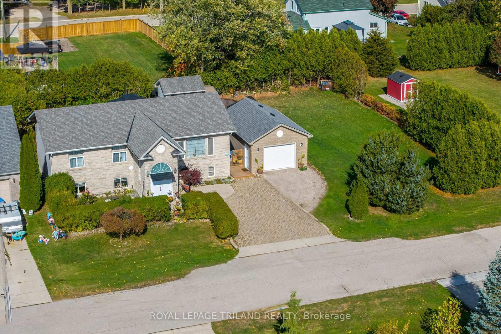 212 Golfview Street, Lambton Shores, Ontario  N0M 2N0 - Photo 5 - X12482479